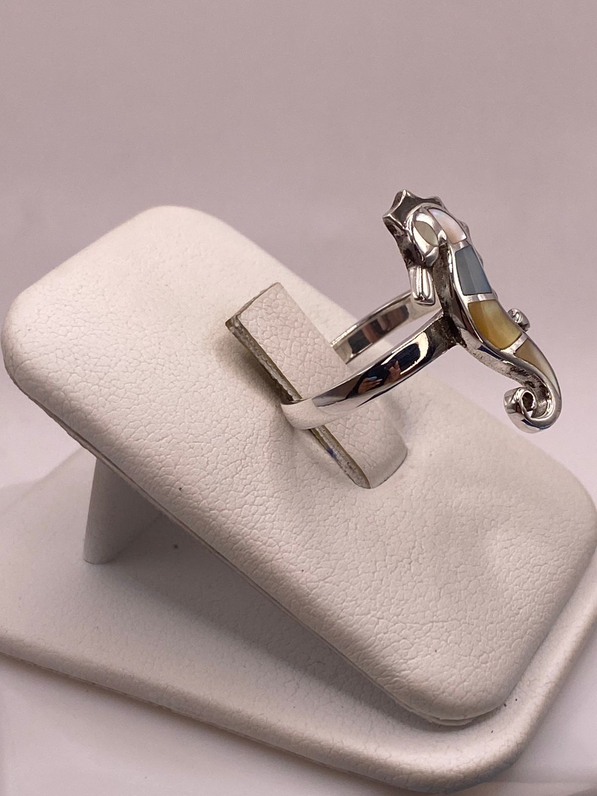 ANILLO ARTESANAL CABALLITO DE MAR DE PLATA LEY 925 CON NÁCAR MULTICOLOR