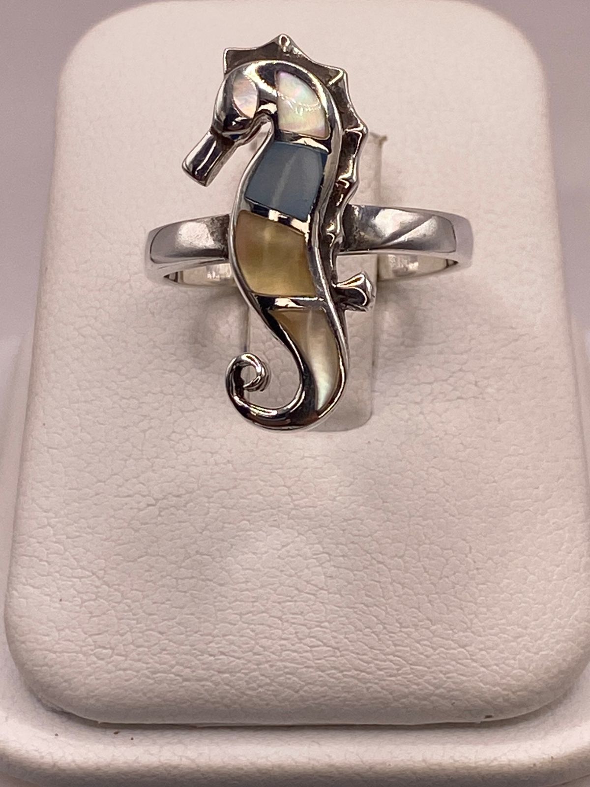 ANILLO ARTESANAL CABALLITO DE MAR DE PLATA LEY 925 CON NÁCAR MULTICOLOR