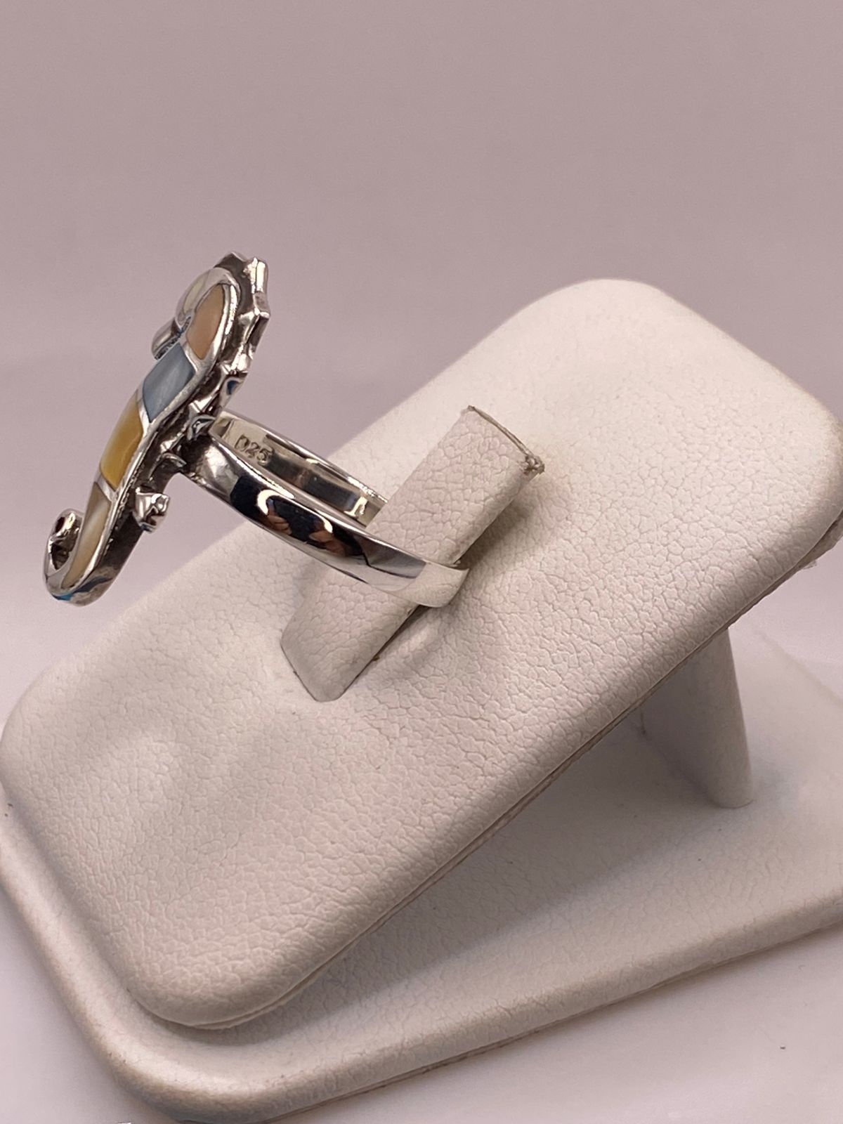 ANILLO ARTESANAL CABALLITO DE MAR DE PLATA LEY 925 CON NÁCAR MULTICOLOR