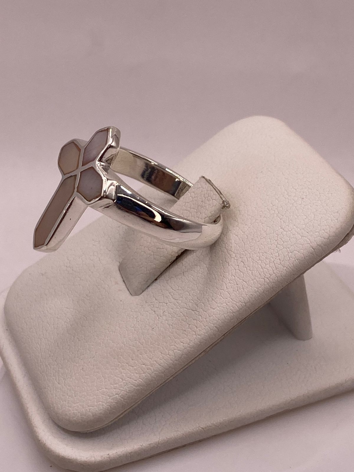 ANILLO ARTESANAL EN FORMA DE CRUZ DE PLATA LEY 925 CON NÁCAR NATURAL