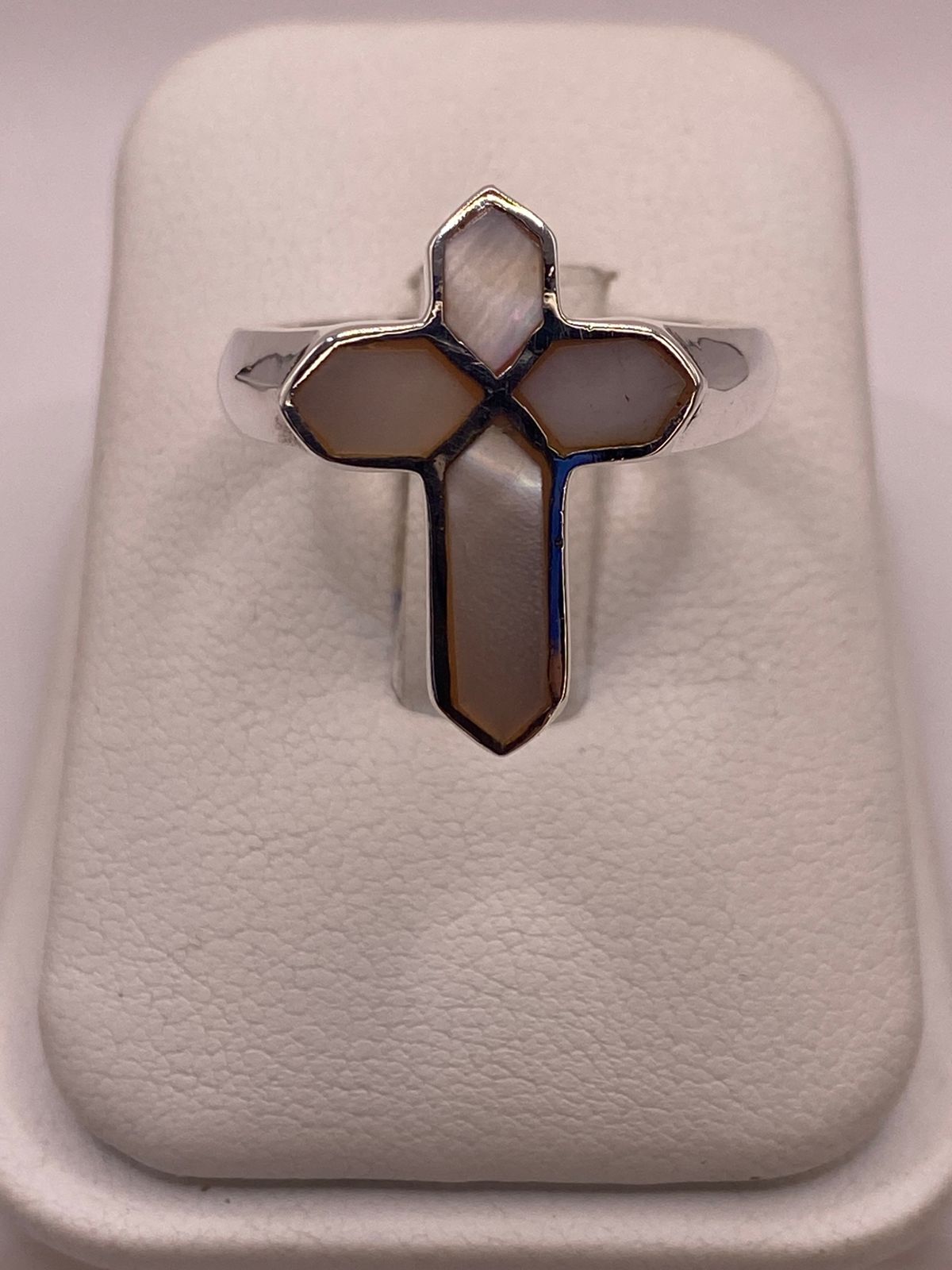 ANILLO ARTESANAL EN FORMA DE CRUZ DE PLATA LEY 925 CON NÁCAR NATURAL