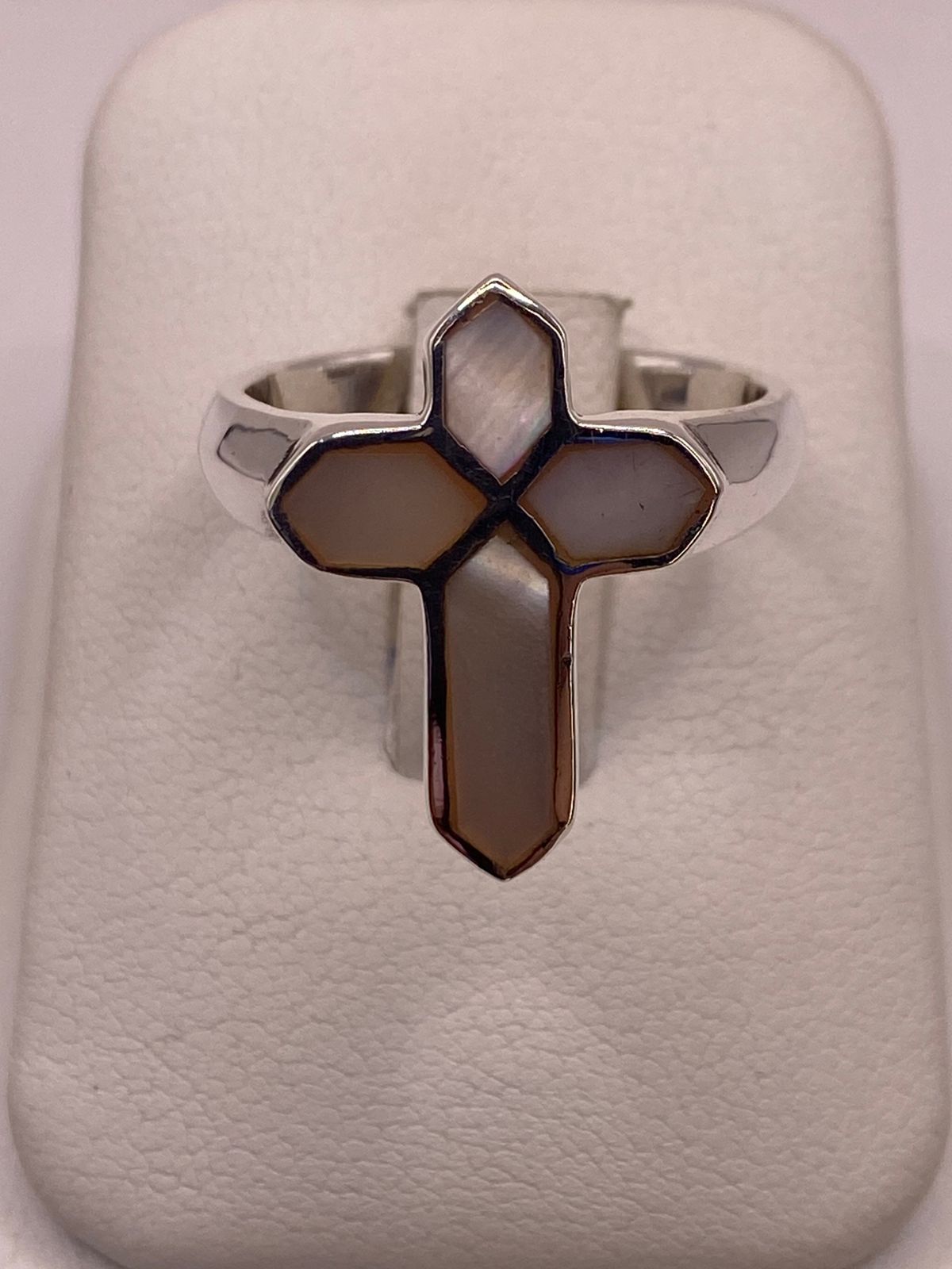 ANILLO ARTESANAL EN FORMA DE CRUZ DE PLATA LEY 925 CON NÁCAR NATURAL