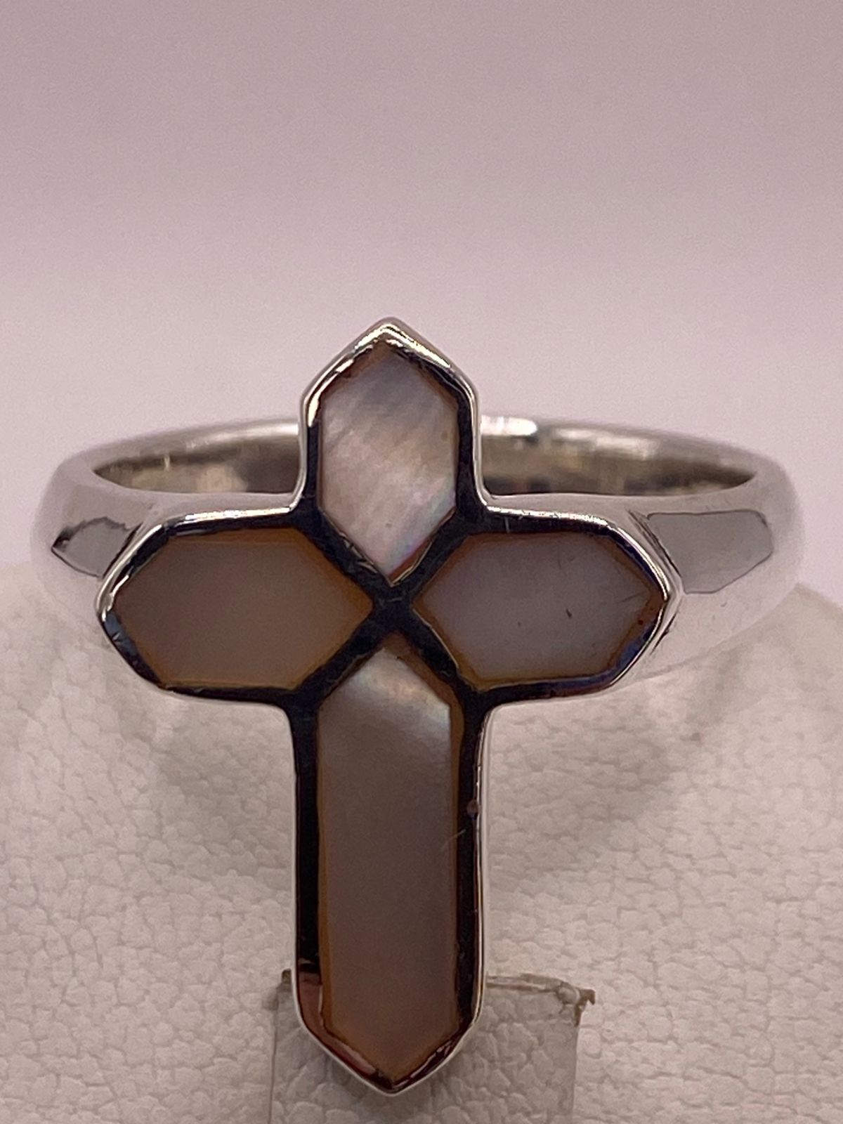 ANILLO ARTESANAL EN FORMA DE CRUZ DE PLATA LEY 925 CON NÁCAR NATURAL