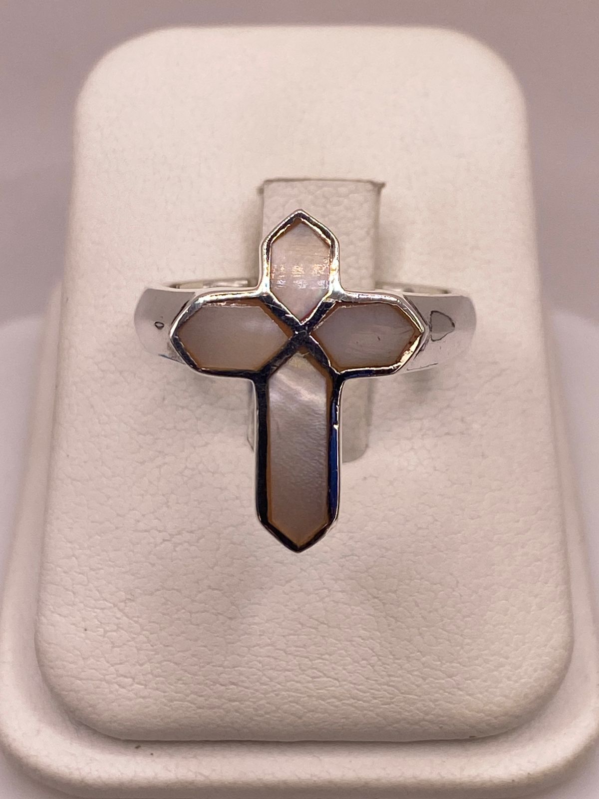 ANILLO ARTESANAL EN FORMA DE CRUZ DE PLATA LEY 925 CON NÁCAR NATURAL