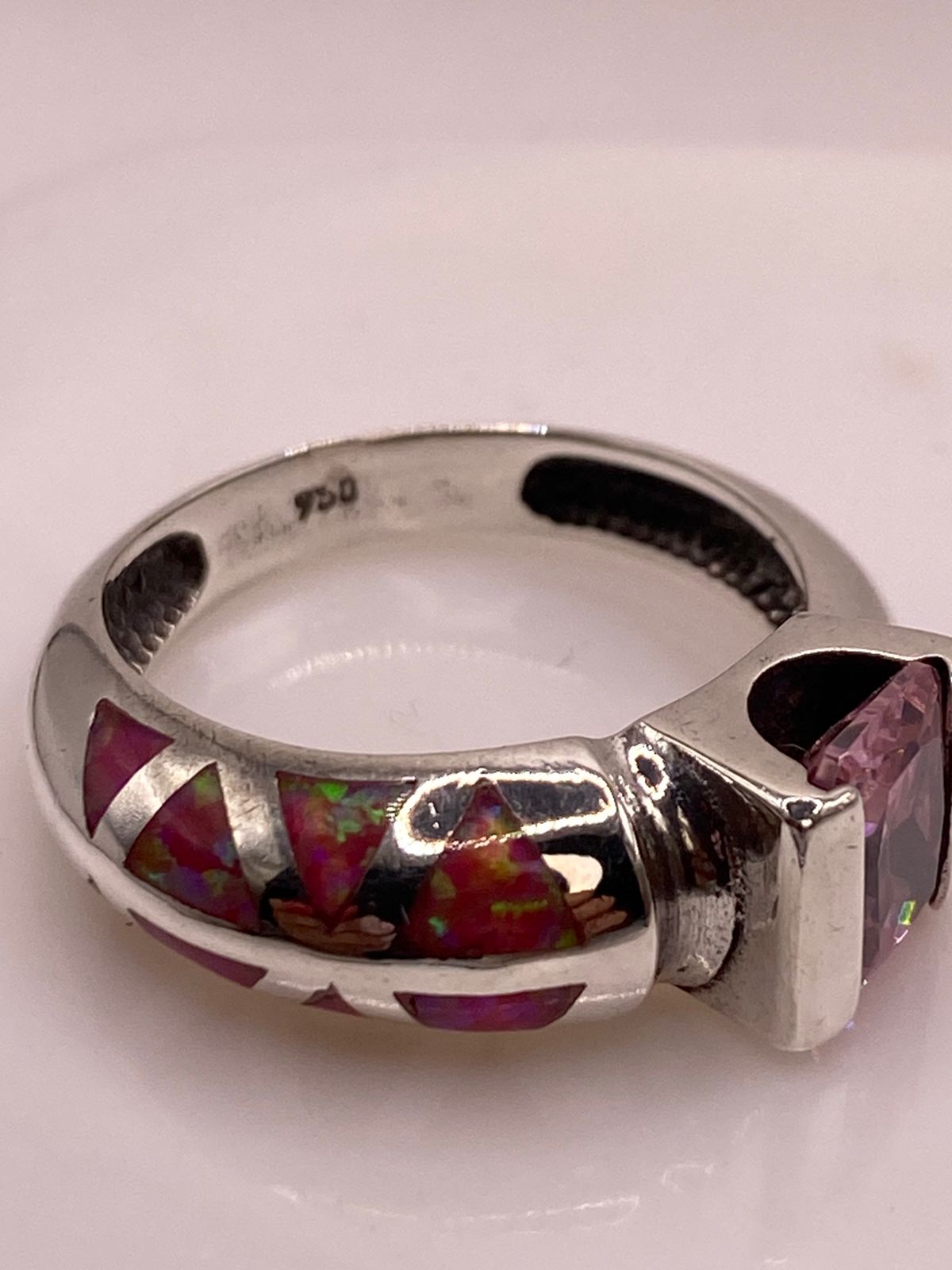 ANILLO ARTESANAL CON ÓPALO DE FUEGO FUCSIA Y ZIRCONIA EN PLATA LEY .950