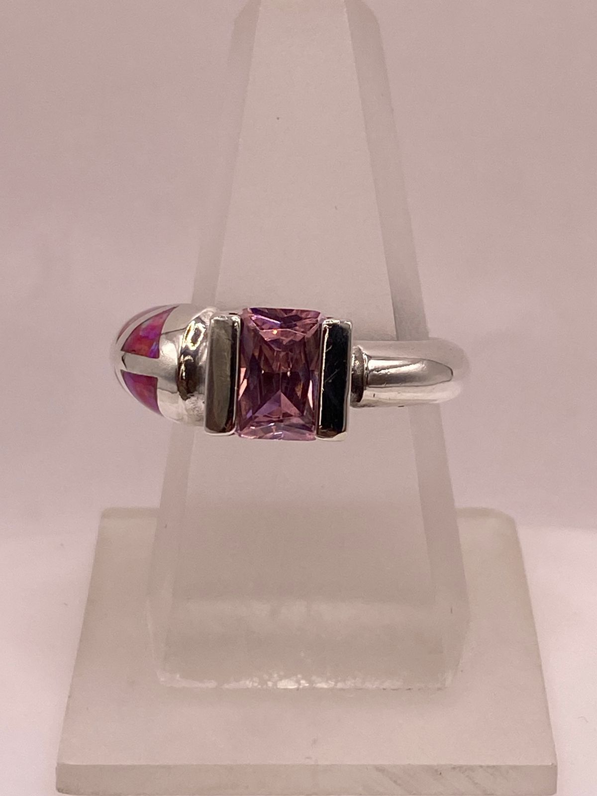 ANILLO ARTESANAL CON ÓPALO DE FUEGO FUCSIA Y ZIRCONIA EN PLATA LEY .950