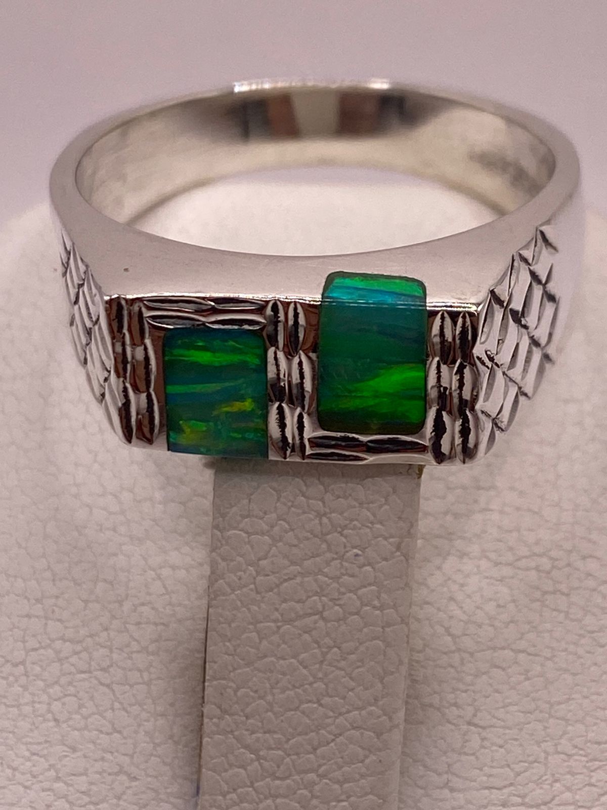 ANILLO ARTESANAL DE ÓPALO DE FUEGO VERDE PLATA LEY 950