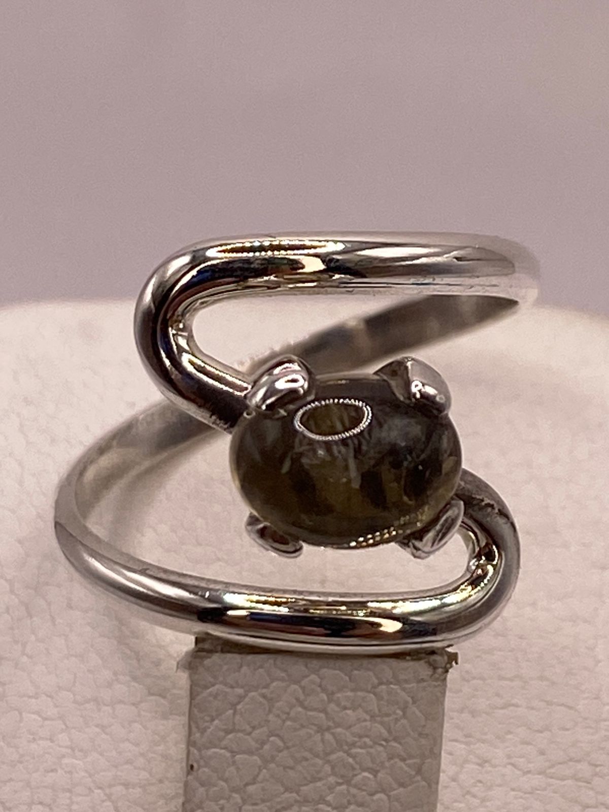 ANILLO ARTESANAL DE PLATA LEY 925 CON ÁMBAR AHUMADO