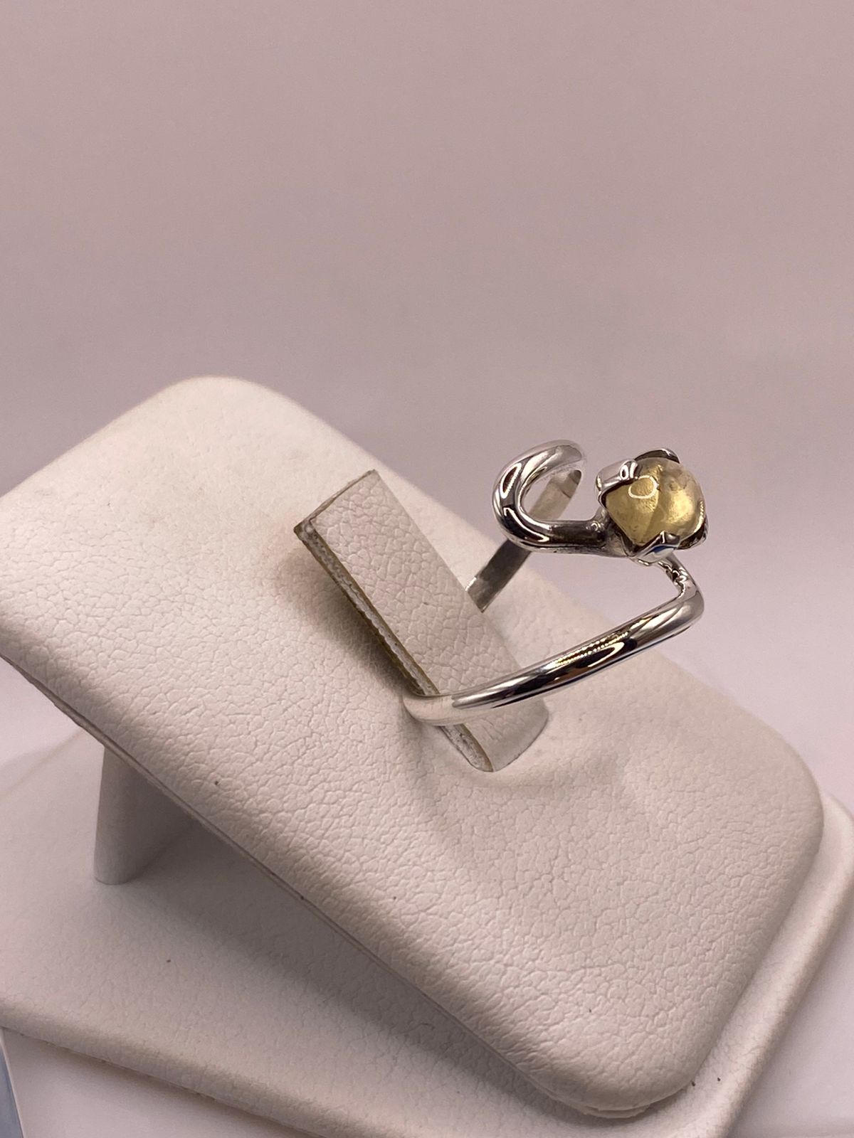 ANILLO ARTESANAL DE PLATA LEY 925 CON ÁMBAR AHUMADO