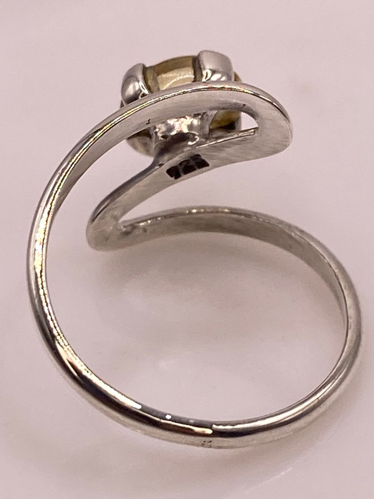 ANILLO ARTESANAL DE PLATA LEY 925 CON ÁMBAR AHUMADO