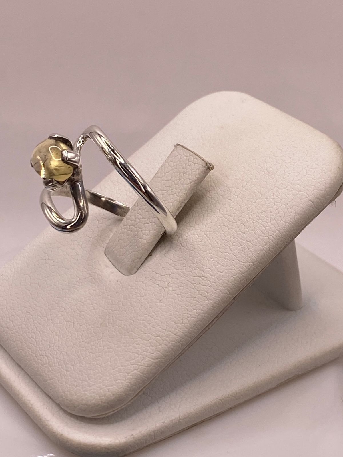 ANILLO ARTESANAL DE PLATA LEY 925 CON ÁMBAR AHUMADO