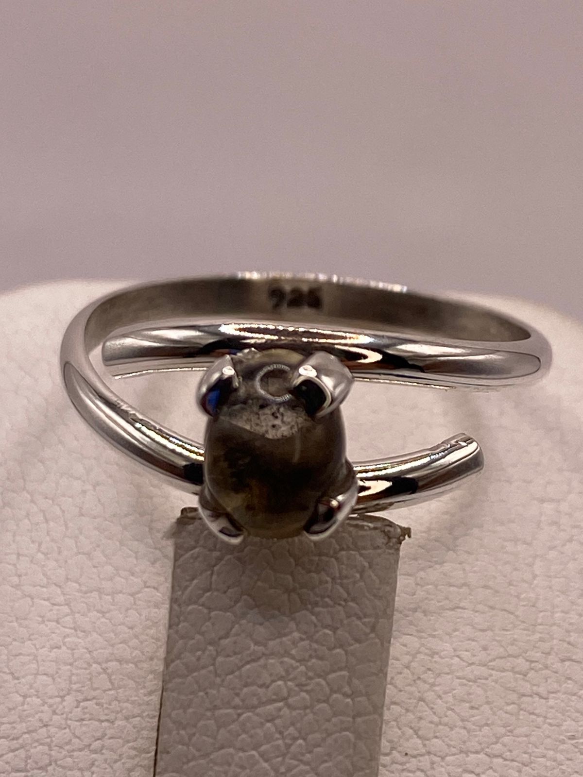ANILLO ARTESANAL DE PLATA LEY 925 CON ÁMBAR AHUMADO