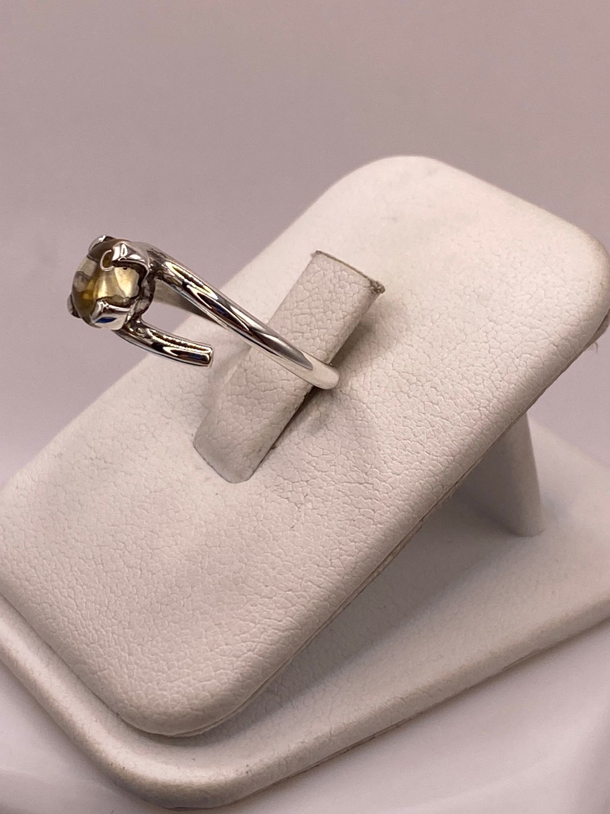 ANILLO ARTESANAL DE PLATA LEY 925 CON ÁMBAR AHUMADO