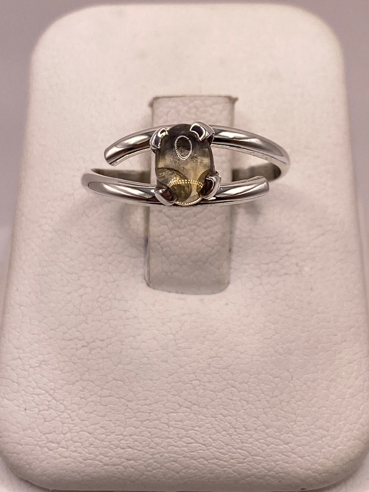 ANILLO ARTESANAL DE PLATA LEY 925 CON ÁMBAR AHUMADO