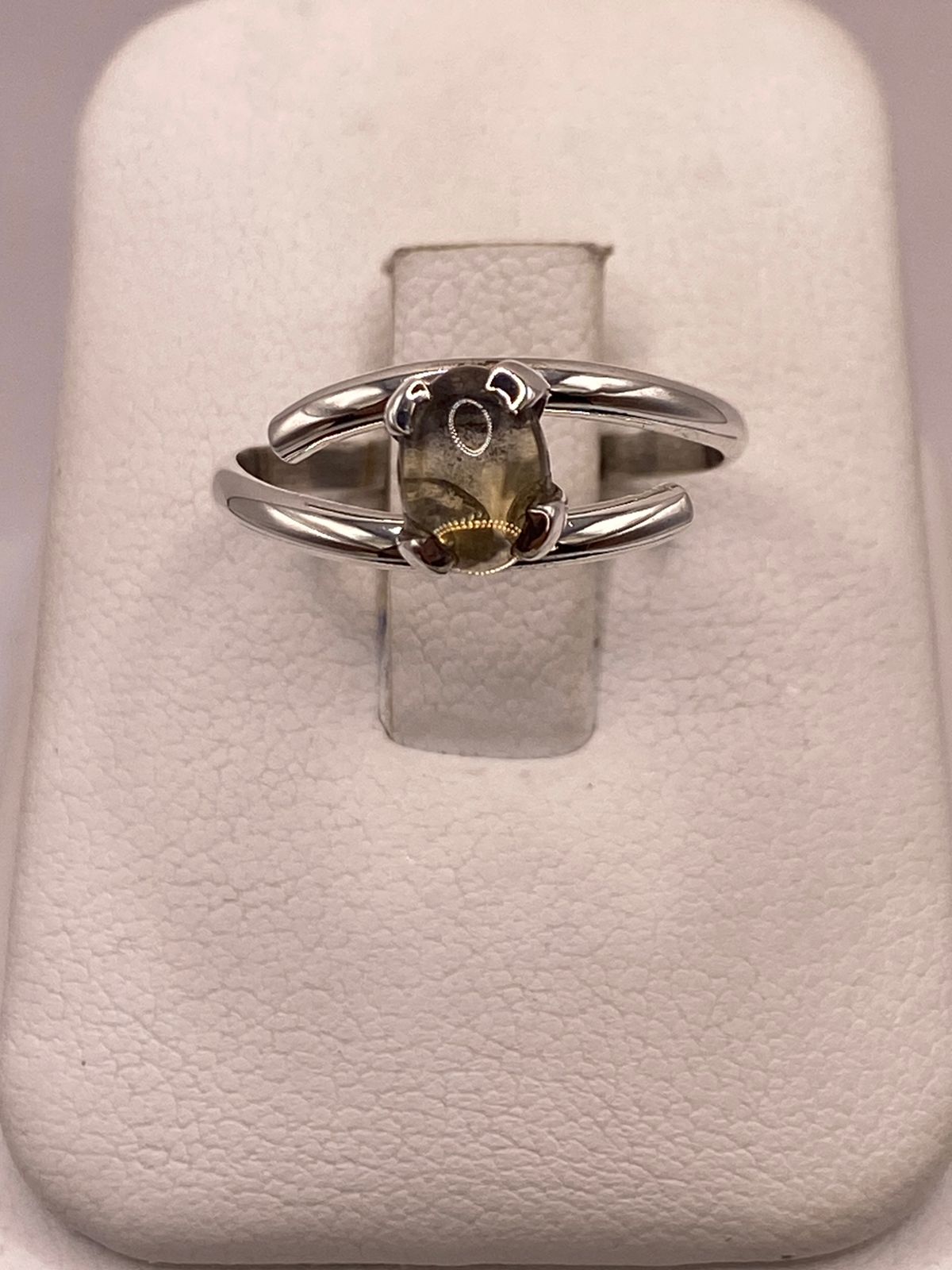 ANILLO ARTESANAL DE PLATA LEY 925 CON ÁMBAR AHUMADO