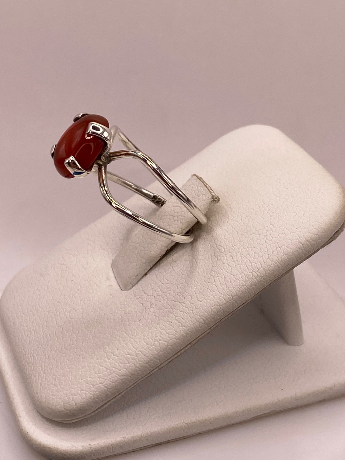 ANILLO ARTESANAL DE PLATA LEY 925 CON CORNALINA NATURAL
