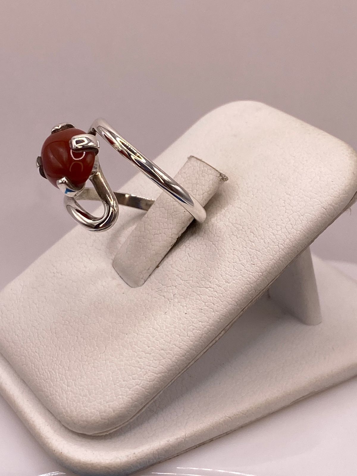 ANILLO ARTESANAL DE PLATA LEY 925 CON CORNALINA NATURAL