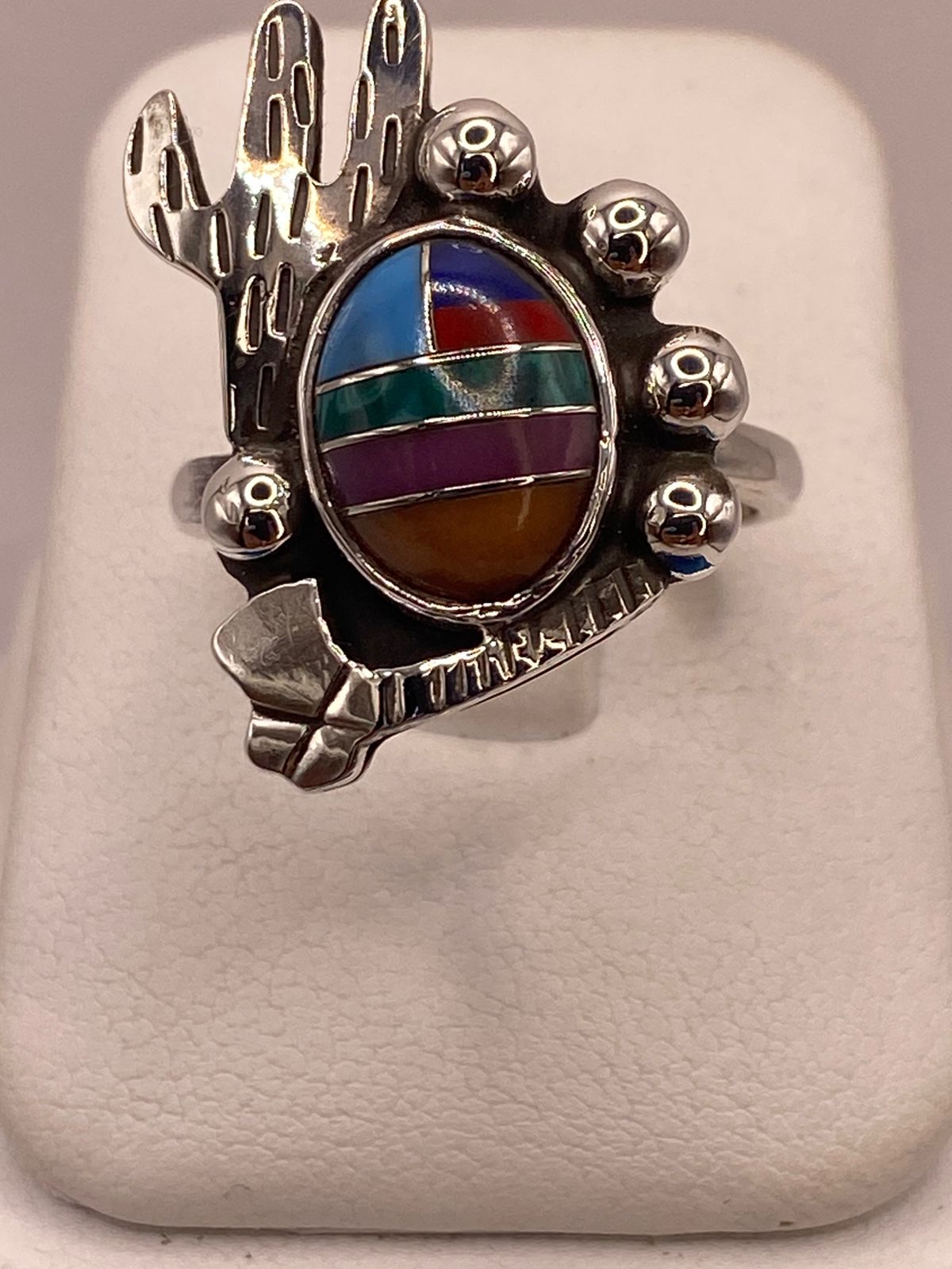 ANILLO ARTESANAL DE PLATA LEY 925 CON INCRUSTACIONES MULTICOLOR