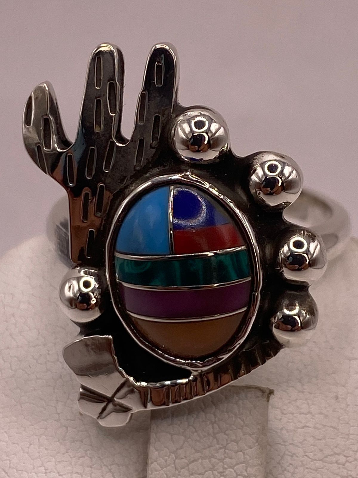 ANILLO ARTESANAL DE PLATA LEY 925 CON INCRUSTACIONES MULTICOLOR