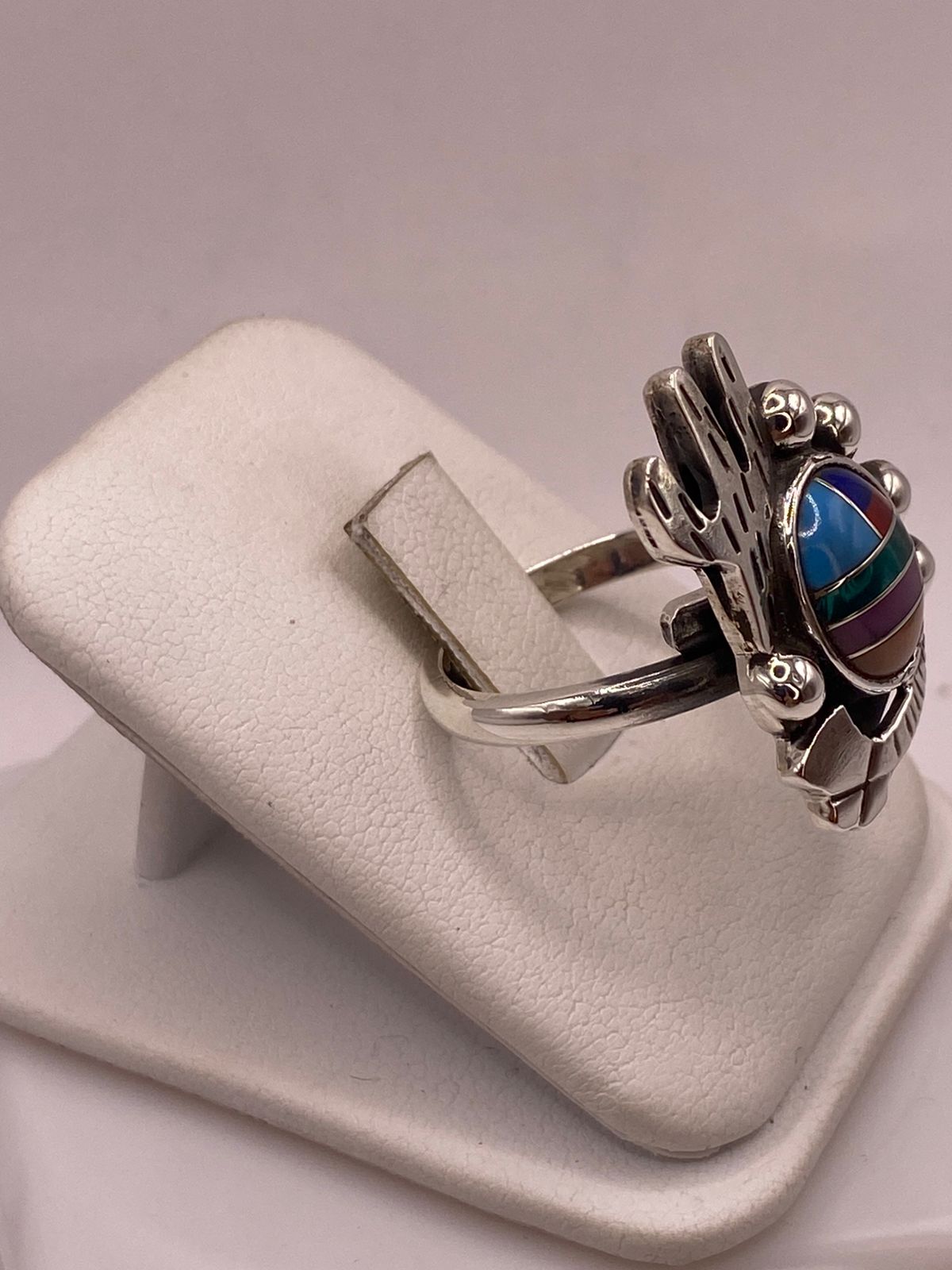 ANILLO ARTESANAL DE PLATA LEY 925 CON INCRUSTACIONES MULTICOLOR