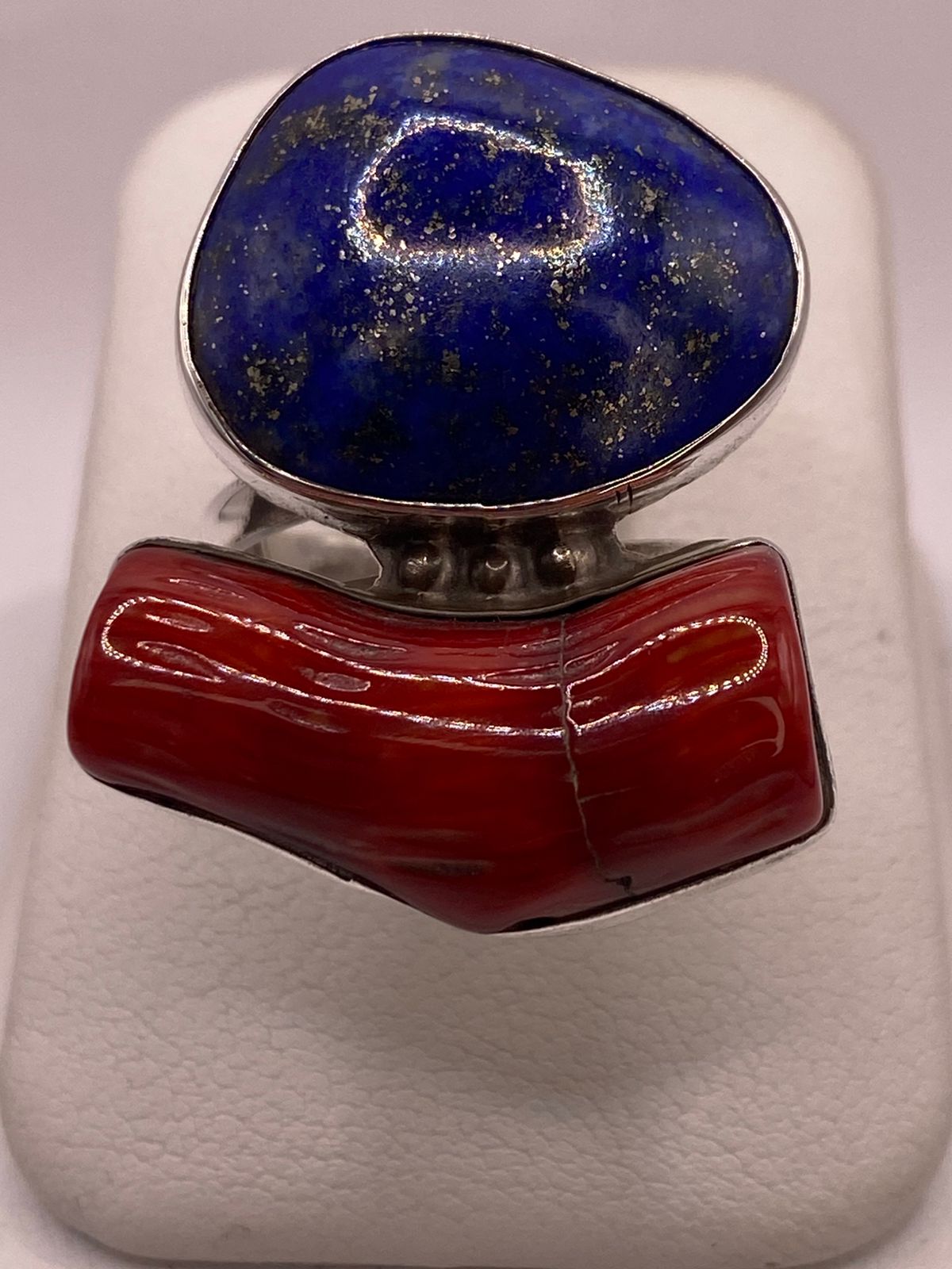 ANILLO ARTESANAL DE PLATA LEY 925 CON LAPISLÁZULI Y CORAL ROJO