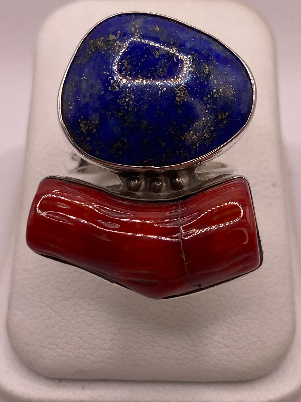 ANILLO ARTESANAL DE PLATA LEY 925 CON LAPISLÁZULI Y CORAL ROJO