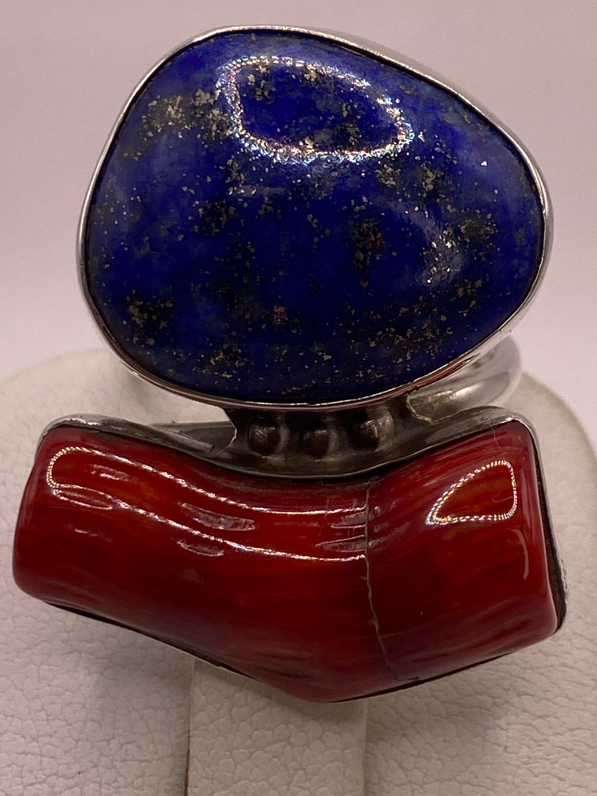 ANILLO ARTESANAL DE PLATA LEY 925 CON LAPISLÁZULI Y CORAL ROJO