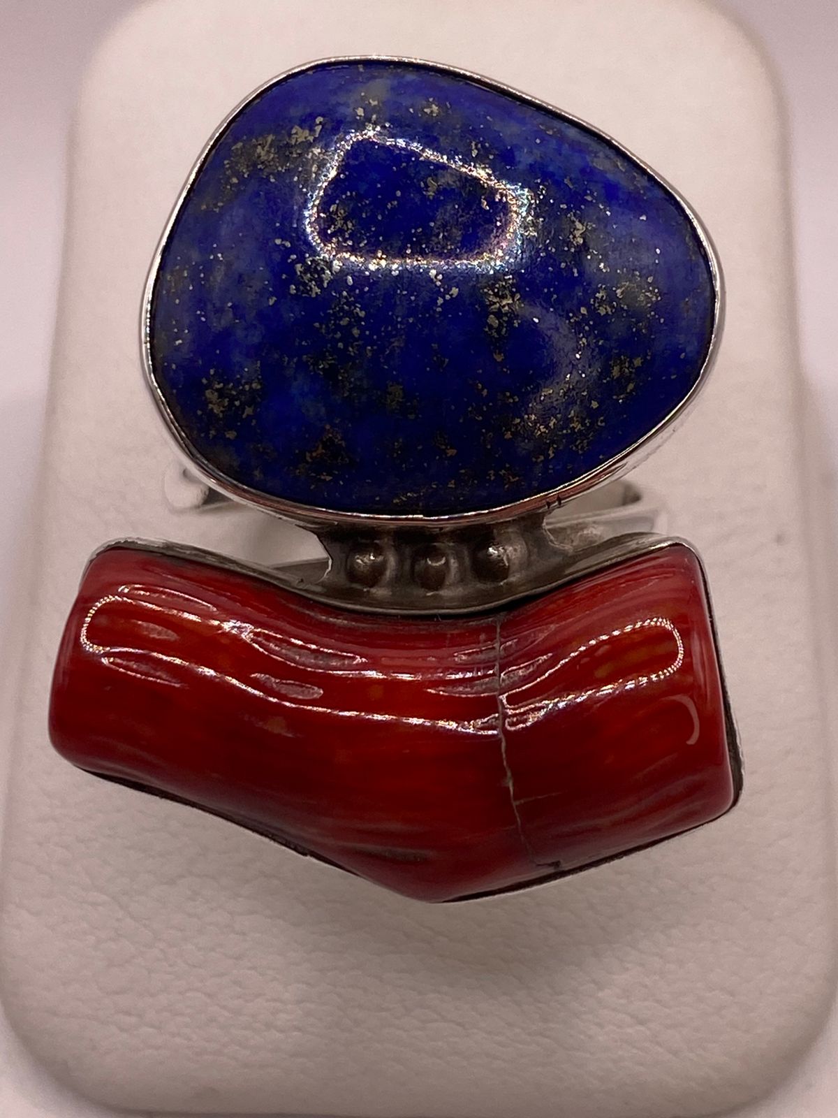 ANILLO ARTESANAL DE PLATA LEY 925 CON LAPISLÁZULI Y CORAL ROJO