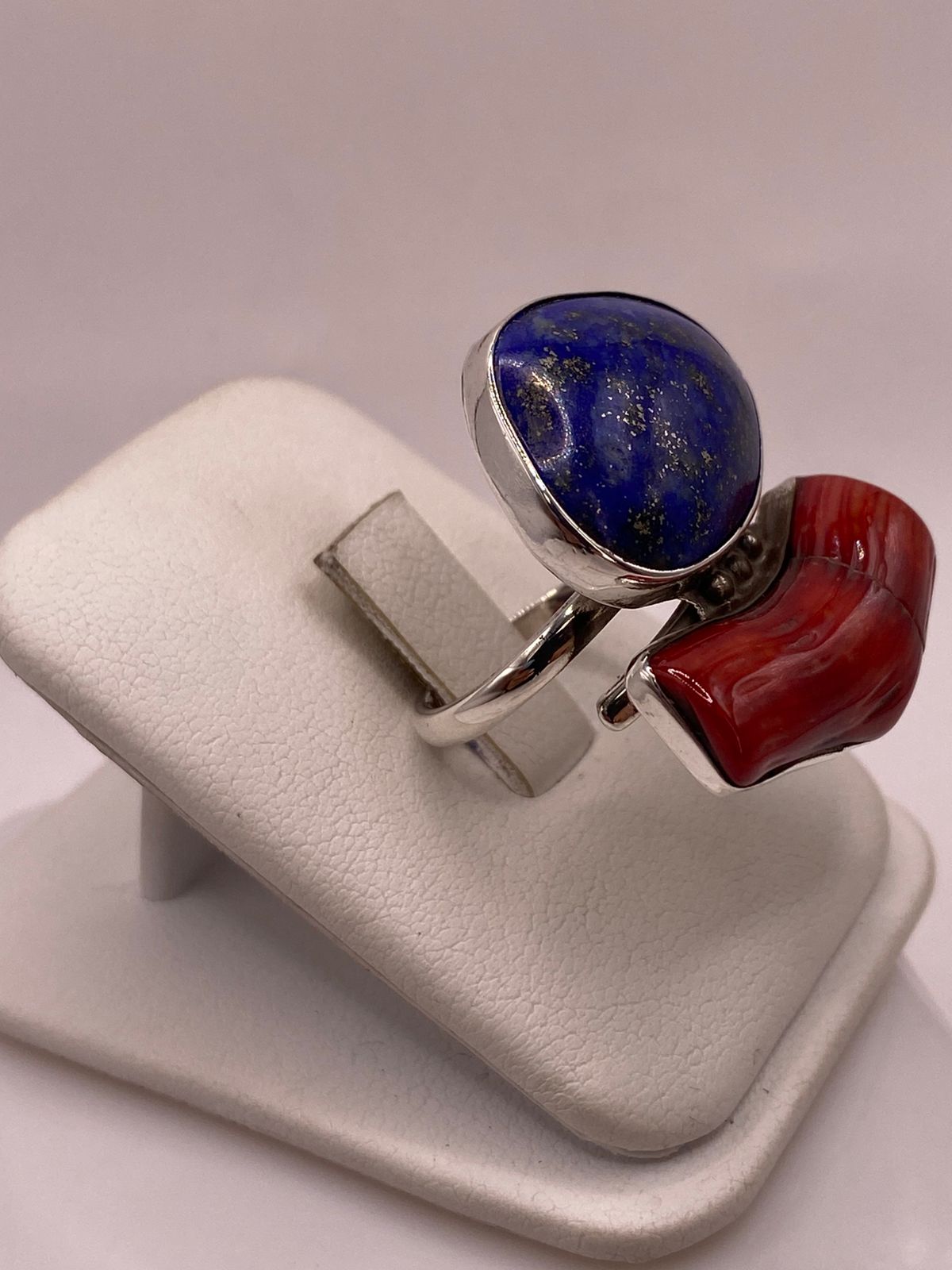 ANILLO ARTESANAL DE PLATA LEY 925 CON LAPISLÁZULI Y CORAL ROJO