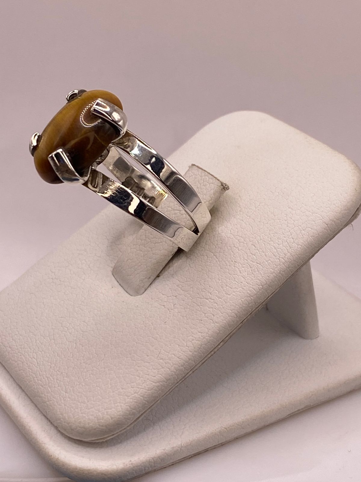 ANILLO ARTESANAL DE PLATA LEY 925 CON OJO DE TIGRE NATURAL