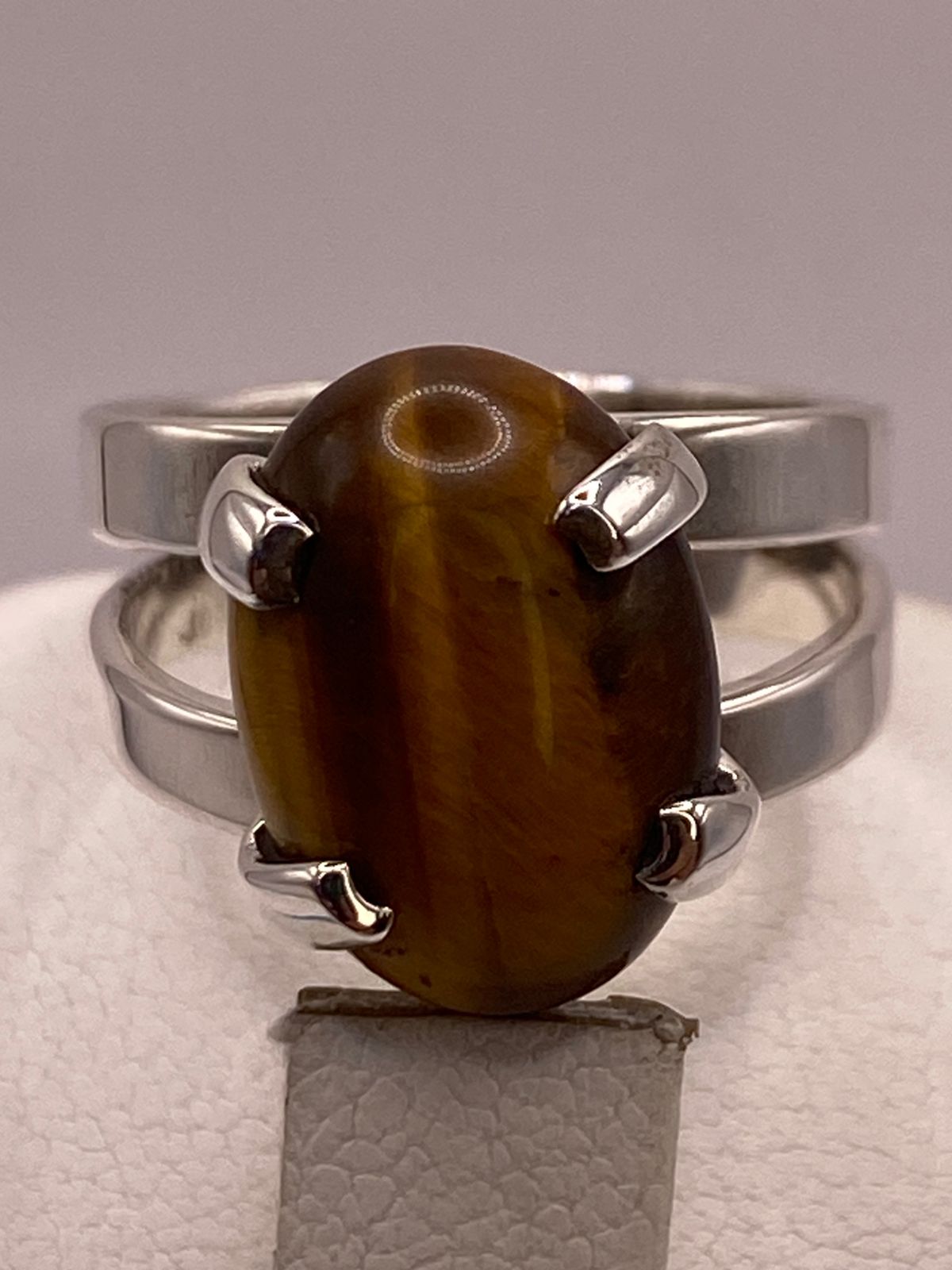 ANILLO ARTESANAL DE PLATA LEY 925 CON OJO DE TIGRE NATURAL