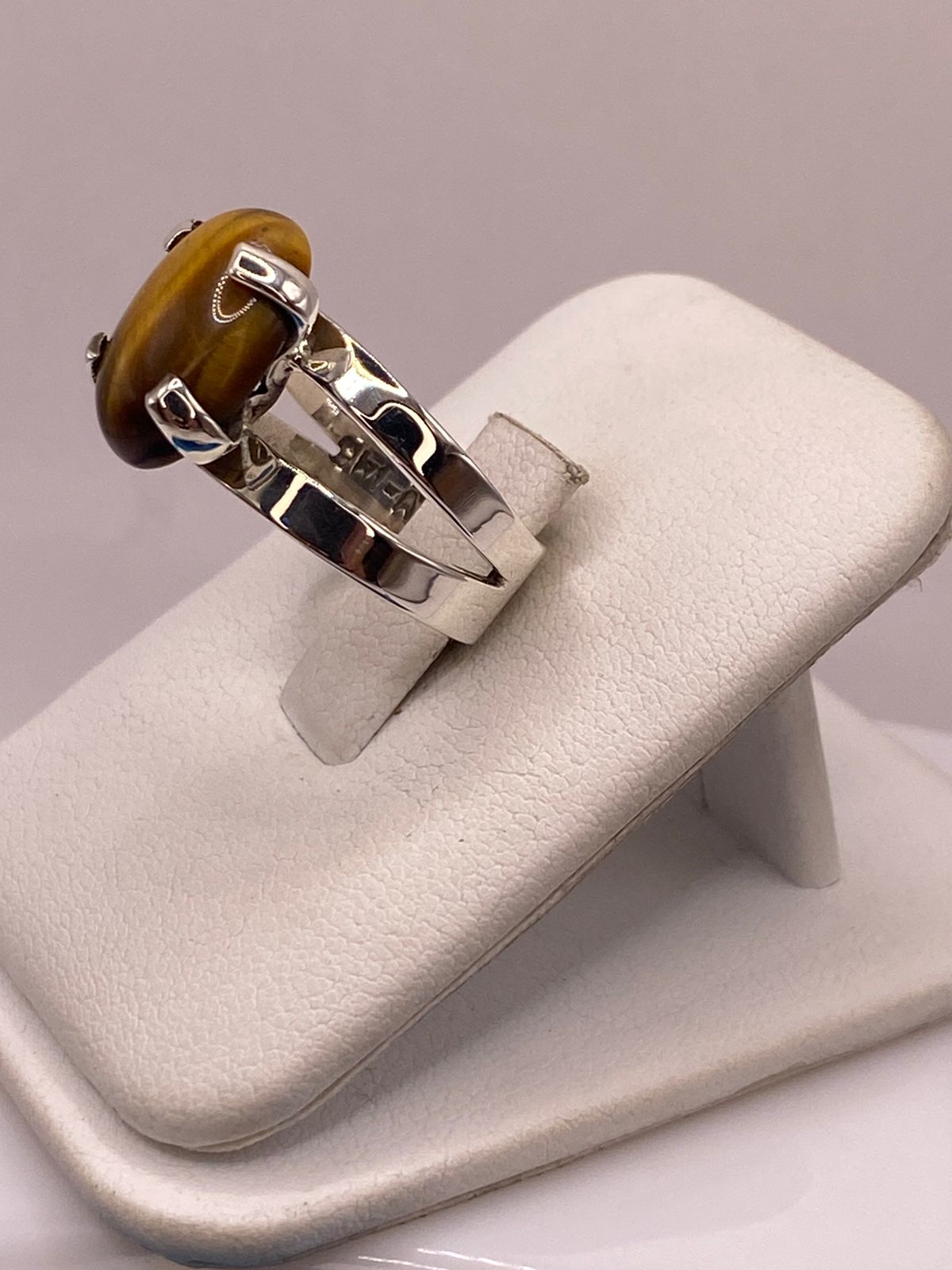 ANILLO ARTESANAL DE PLATA LEY 925 CON OJO DE TIGRE NATURAL