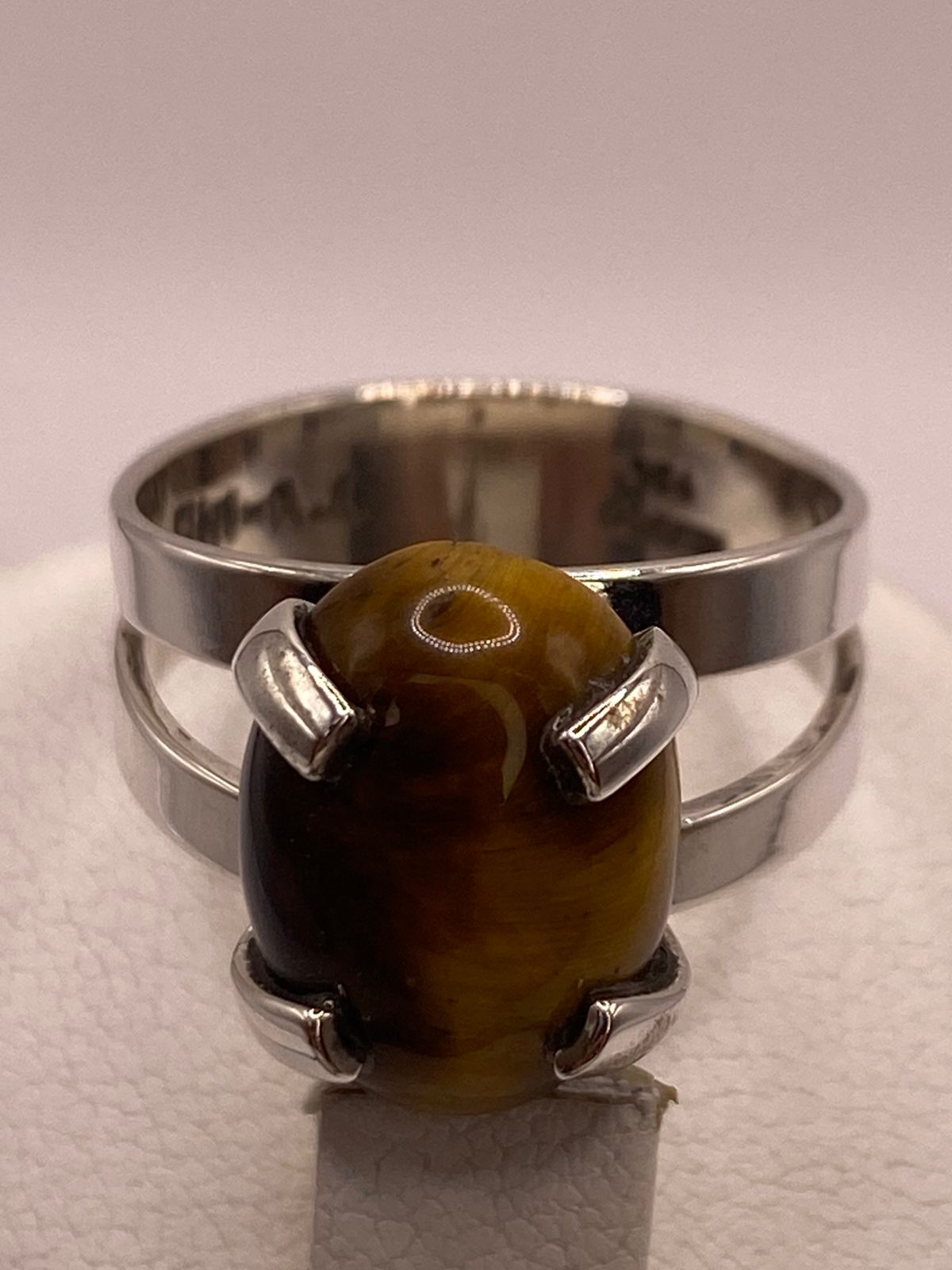ANILLO ARTESANAL DE PLATA LEY 925 CON OJO DE TIGRE NATURAL