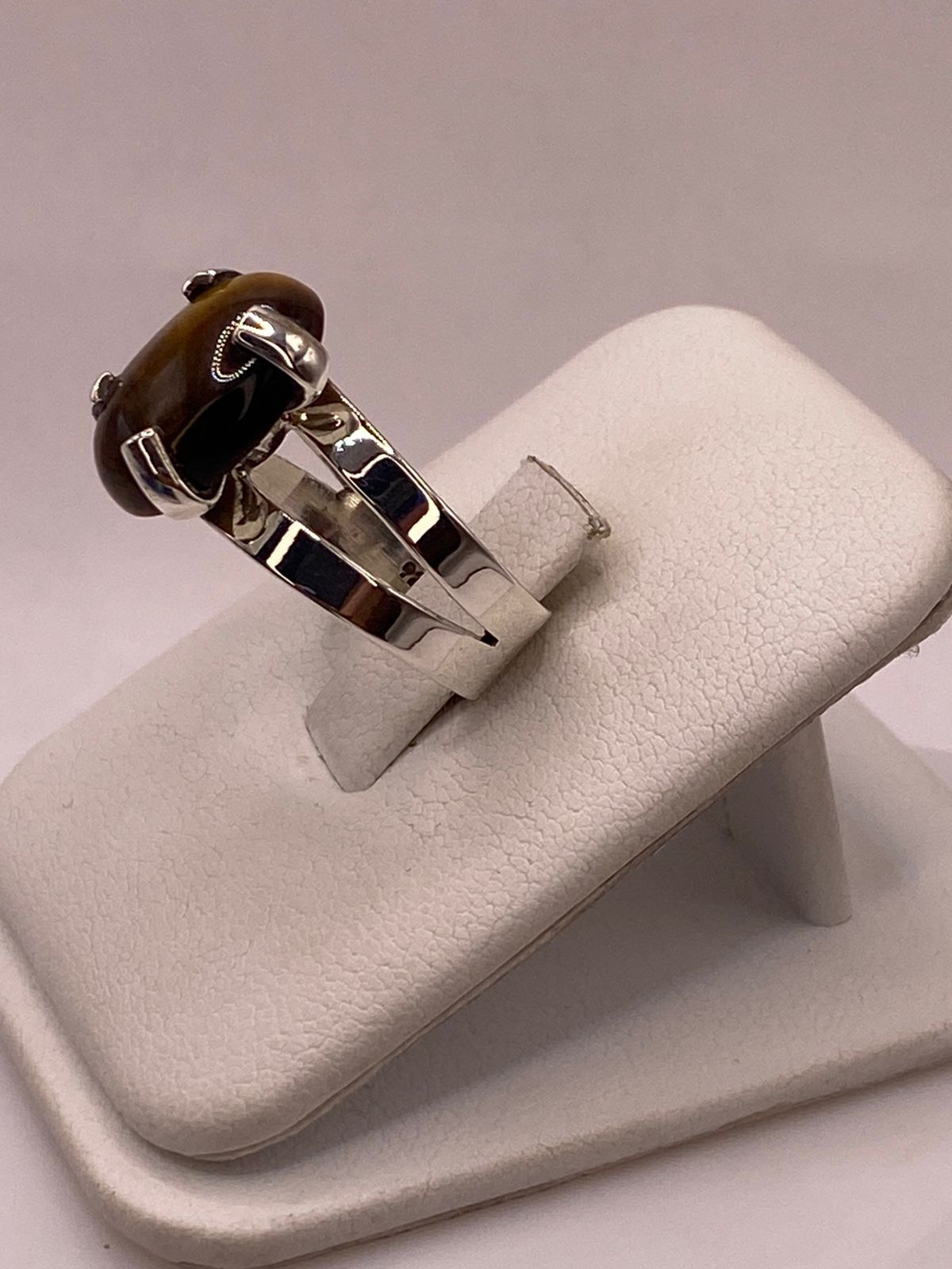 ANILLO ARTESANAL DE PLATA LEY 925 CON OJO DE TIGRE NATURAL