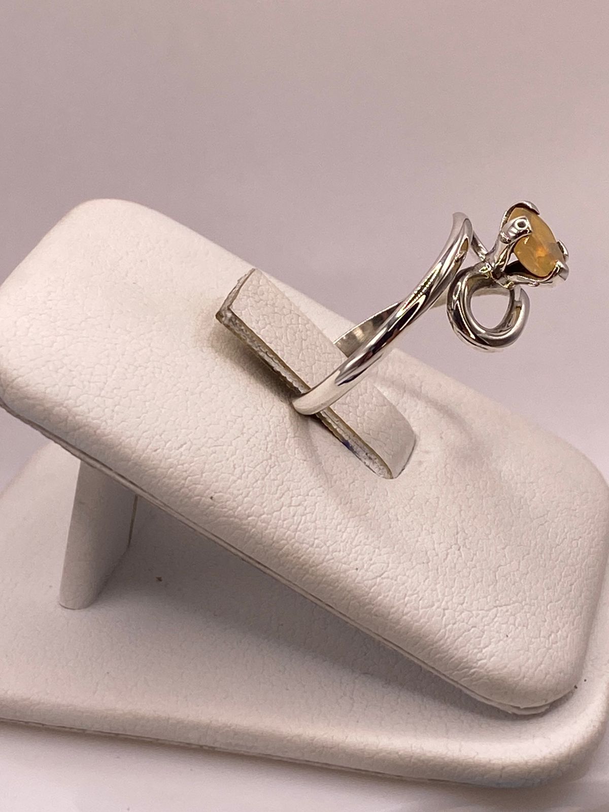 ANILLO ARTESANAL DE PLATA LEY 925 CON ÓPALO AMARILLO NATURAL
