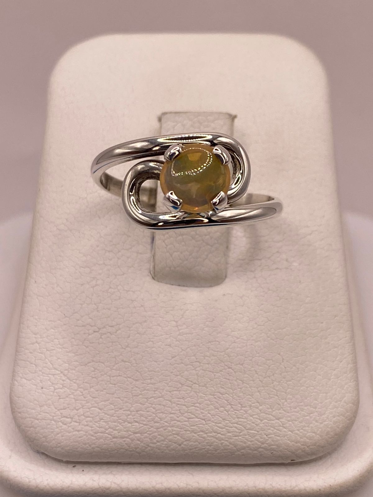 ANILLO ARTESANAL DE PLATA LEY 925 CON ÓPALO AMARILLO NATURAL