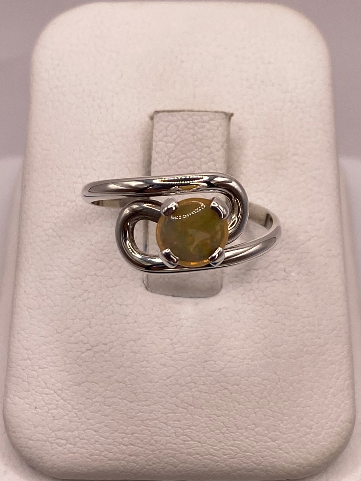 ANILLO ARTESANAL DE PLATA LEY 925 CON ÓPALO AMARILLO NATURAL