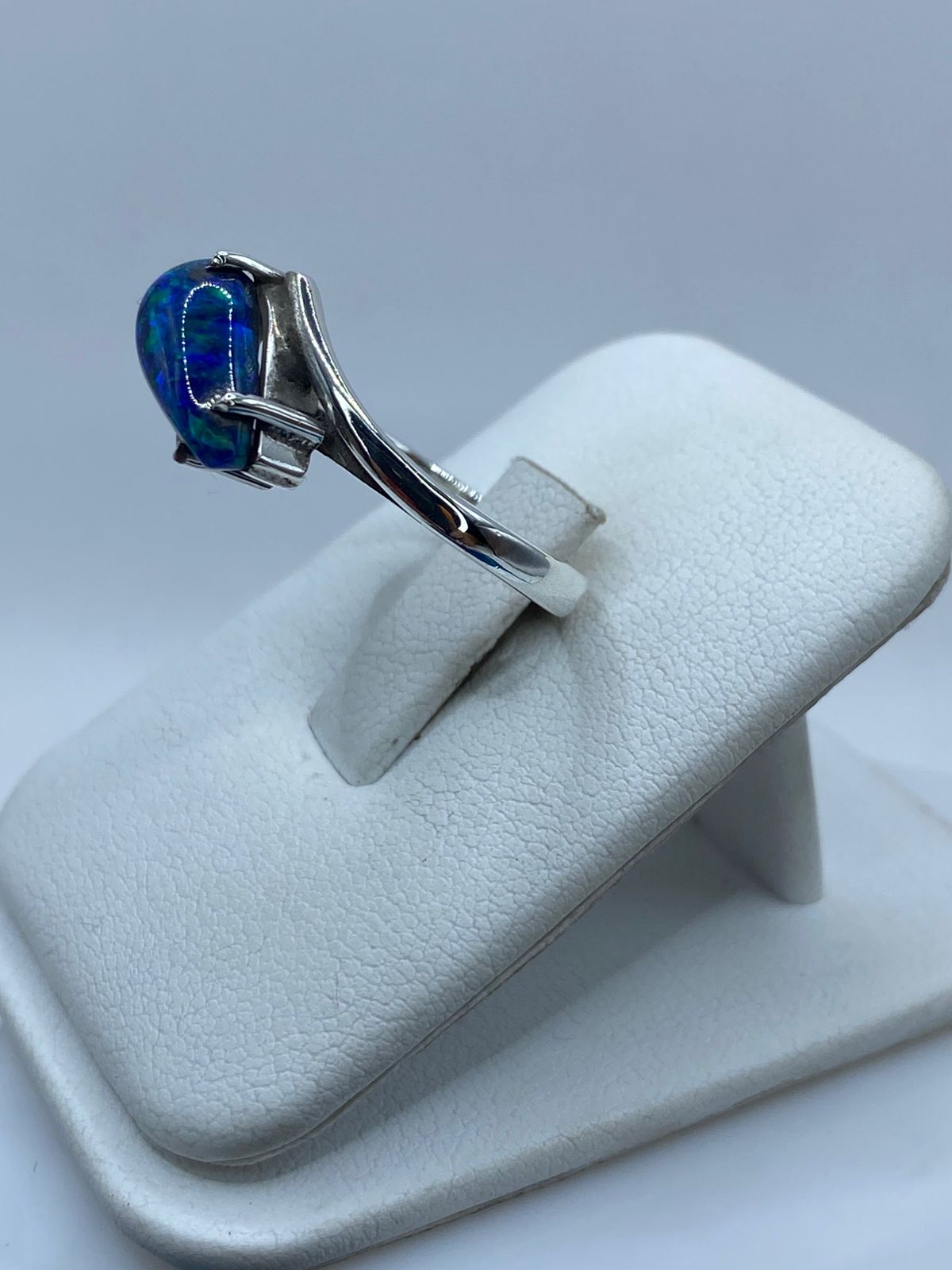 ANILLO ARTESANAL DE PLATA LEY 925 CON ÓPALO DE FUEGO AZUL