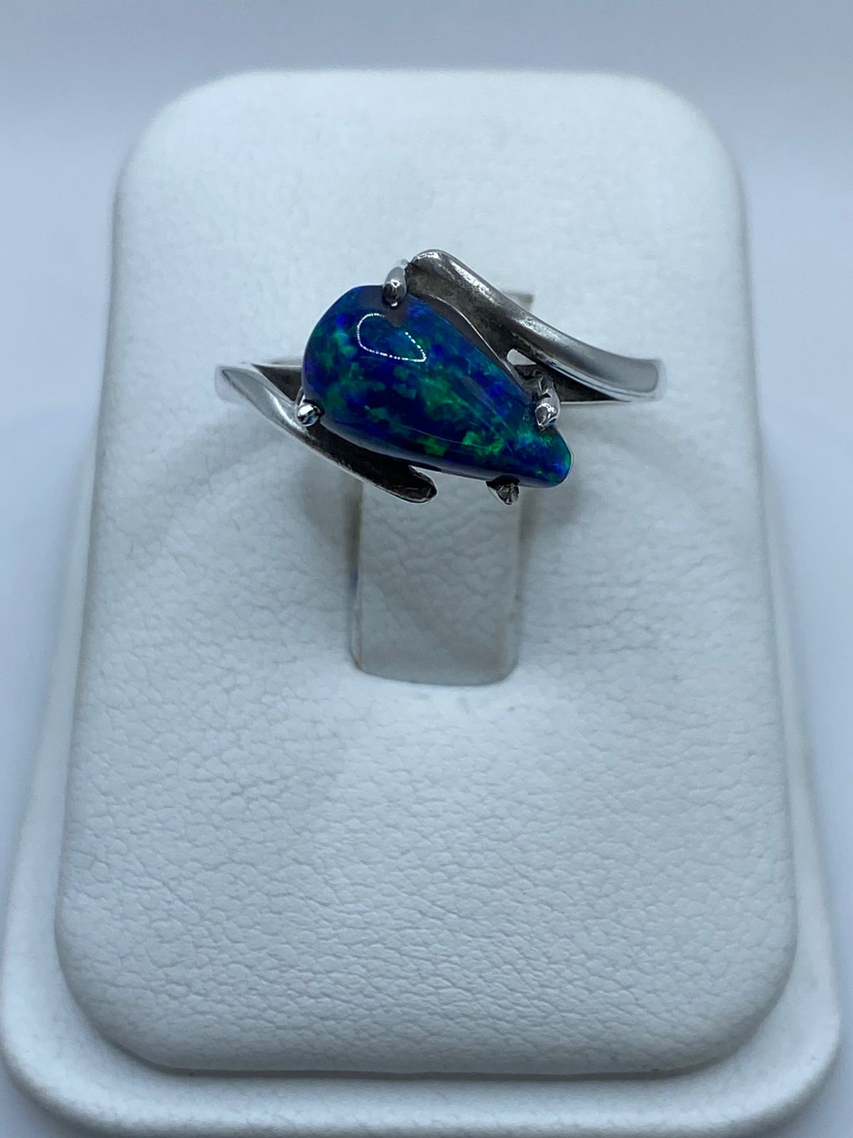ANILLO ARTESANAL DE PLATA LEY 925 CON ÓPALO DE FUEGO AZUL