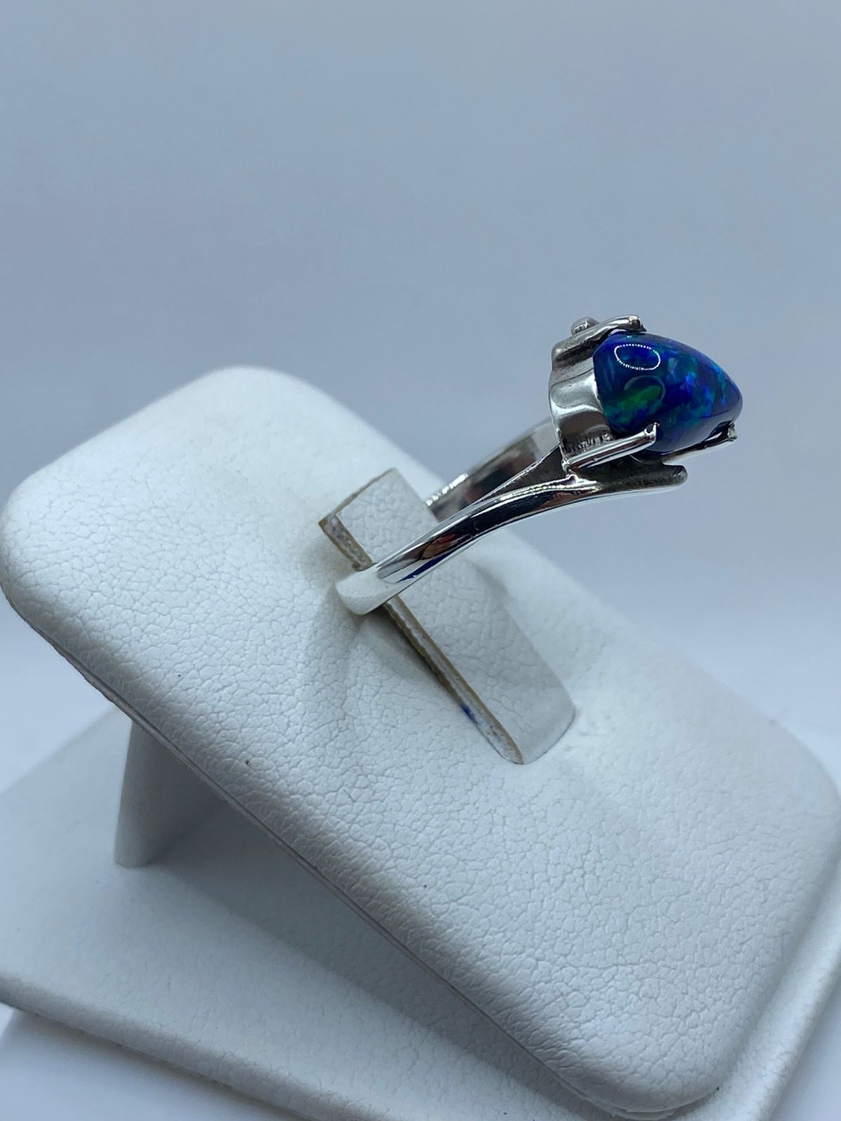 ANILLO ARTESANAL DE PLATA LEY 925 CON ÓPALO DE FUEGO AZUL
