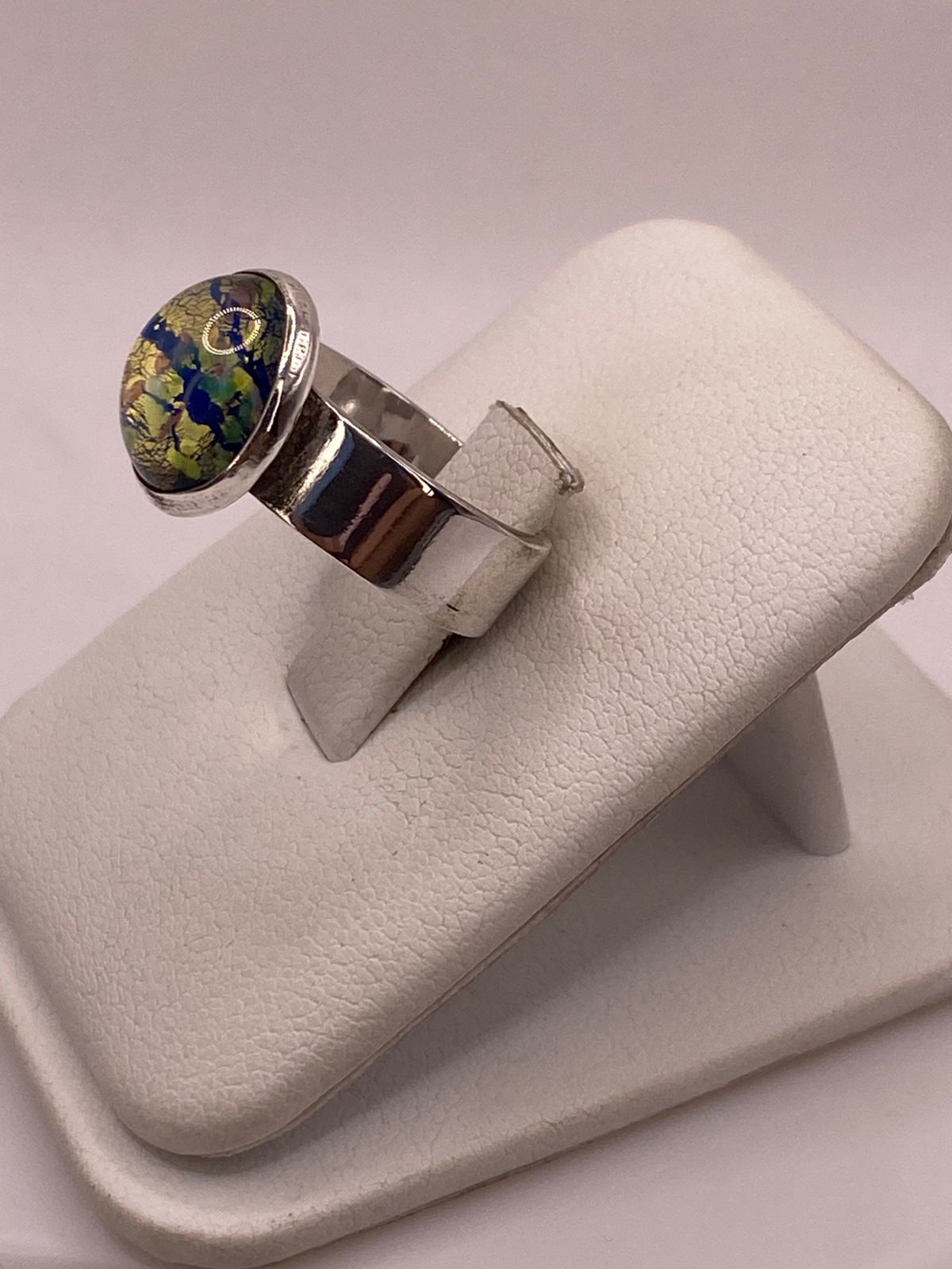 ANILLO ARTESANAL DE PLATA LEY 925 CON RESINA ARTÍSTICA MULTICOLOR
