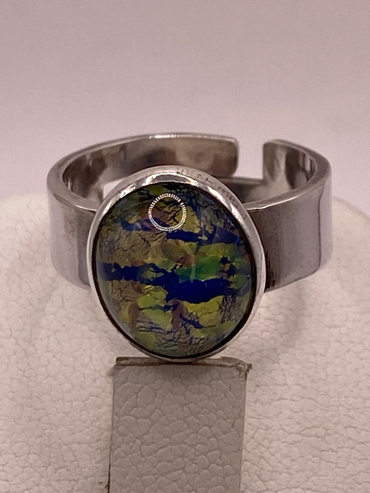 ANILLO ARTESANAL DE PLATA LEY 925 CON RESINA ARTÍSTICA MULTICOLOR