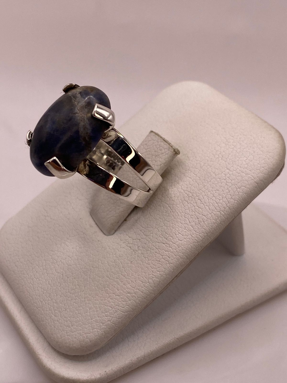 ANILLO ARTESANAL DE PLATA LEY 925 CON SODALITA NATURAL