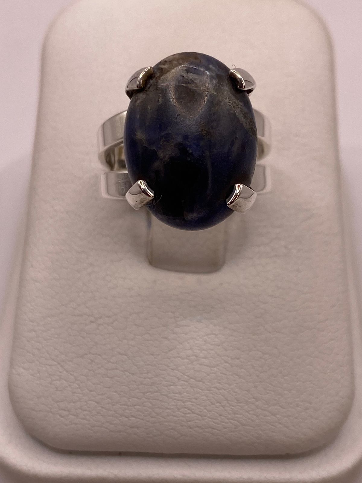 ANILLO ARTESANAL DE PLATA LEY 925 CON SODALITA NATURAL