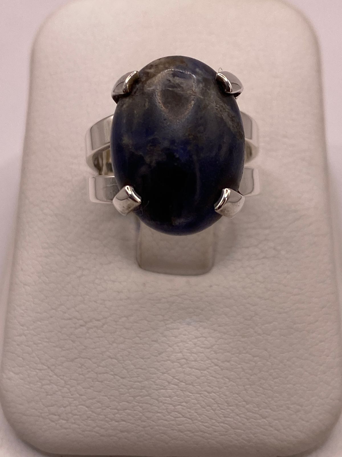 ANILLO ARTESANAL DE PLATA LEY 925 CON SODALITA NATURAL