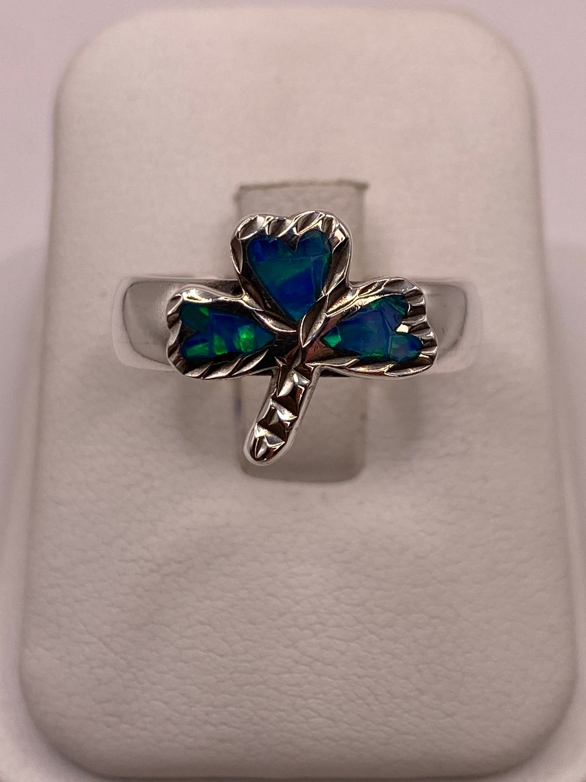 ANILLO ARTESANAL DE PLATA LEY 950 CON ÓPALO DE FUEGO VERDE Y AZUL