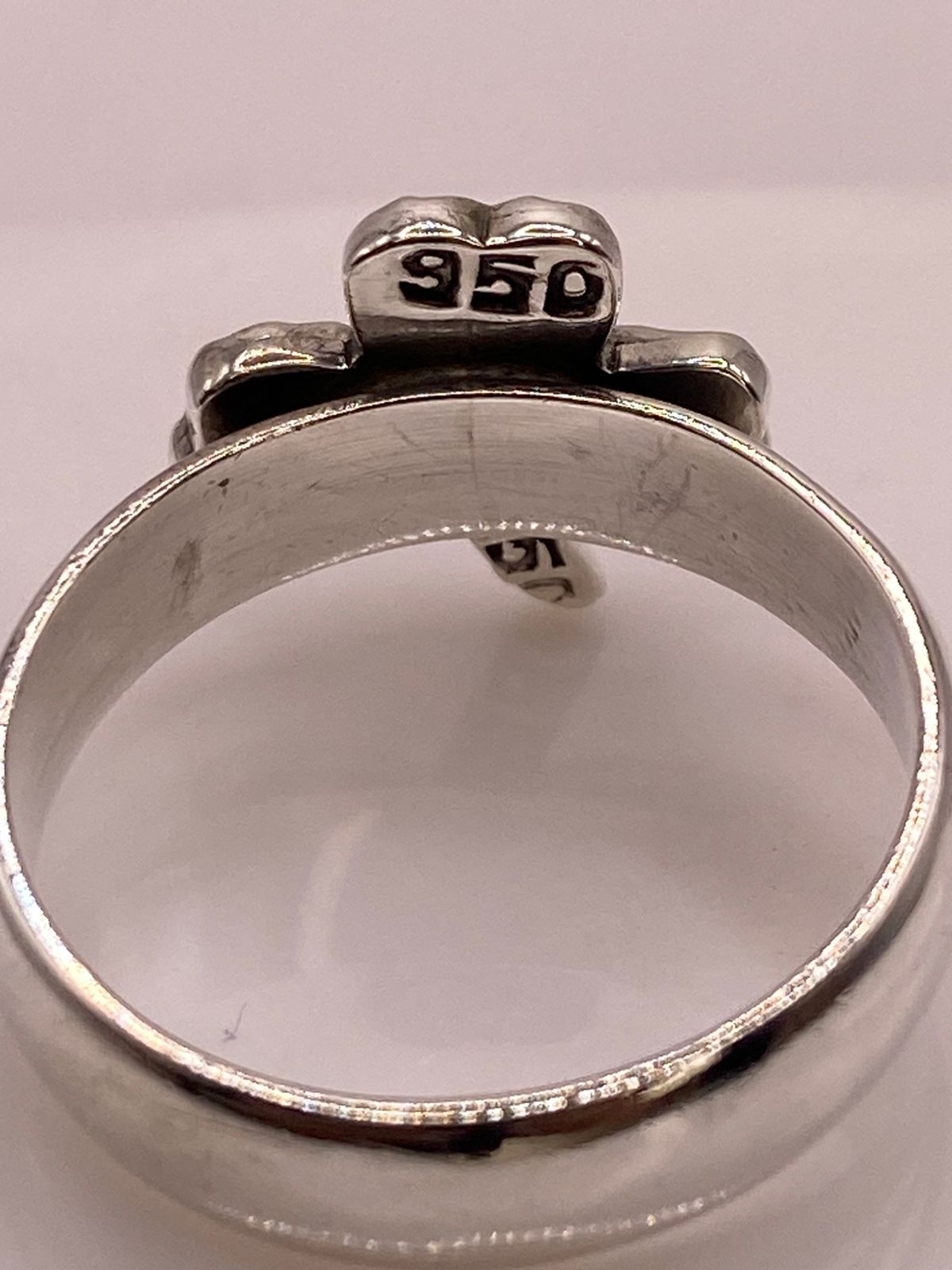 ANILLO ARTESANAL DE PLATA LEY 950 CON ÓPALO DE FUEGO VERDE Y AZUL