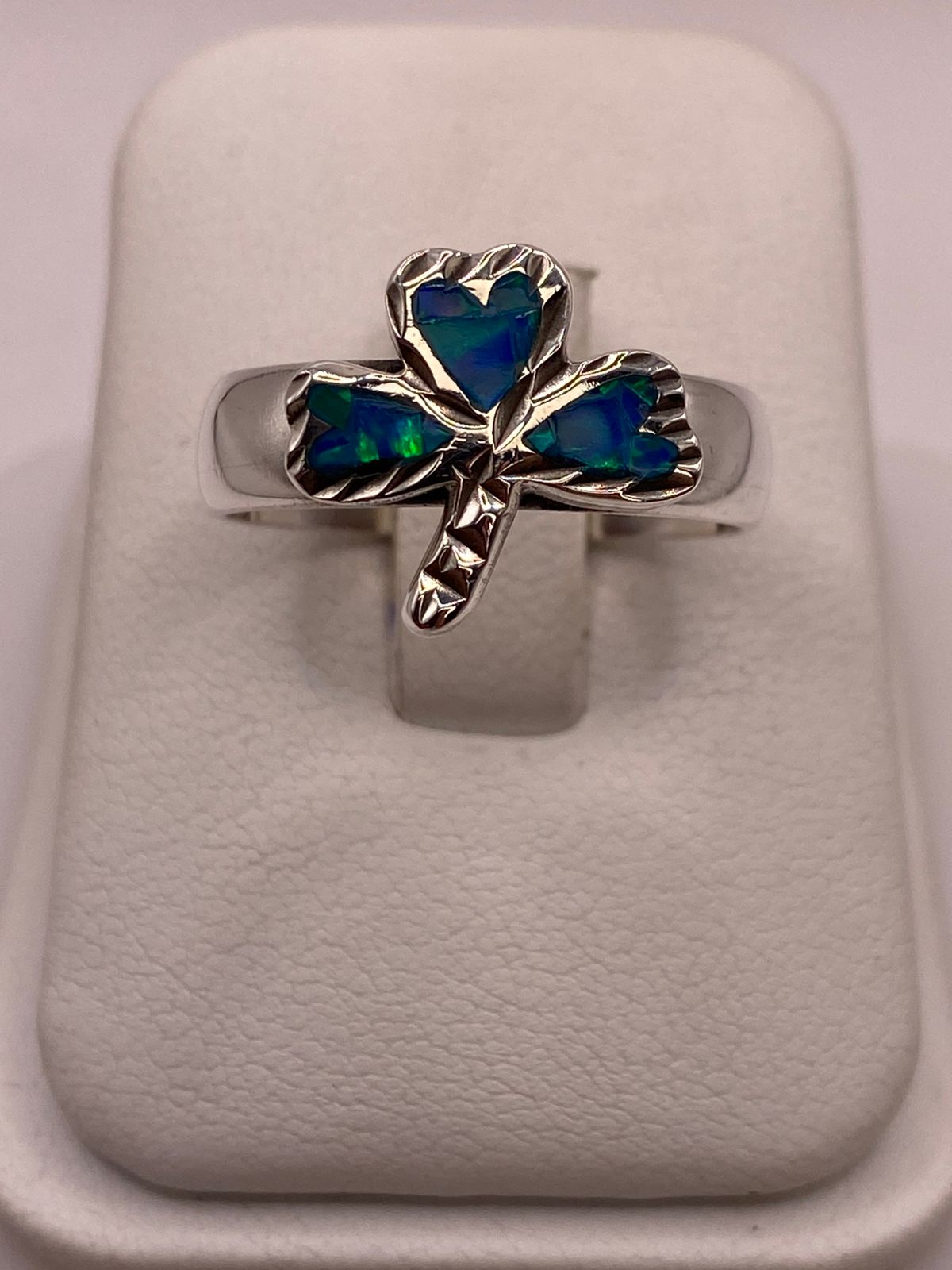 ANILLO ARTESANAL DE PLATA LEY 950 CON ÓPALO DE FUEGO VERDE Y AZUL