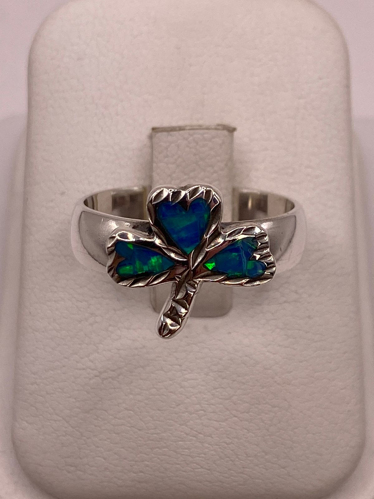 ANILLO ARTESANAL DE PLATA LEY 950 CON ÓPALO DE FUEGO VERDE Y AZUL