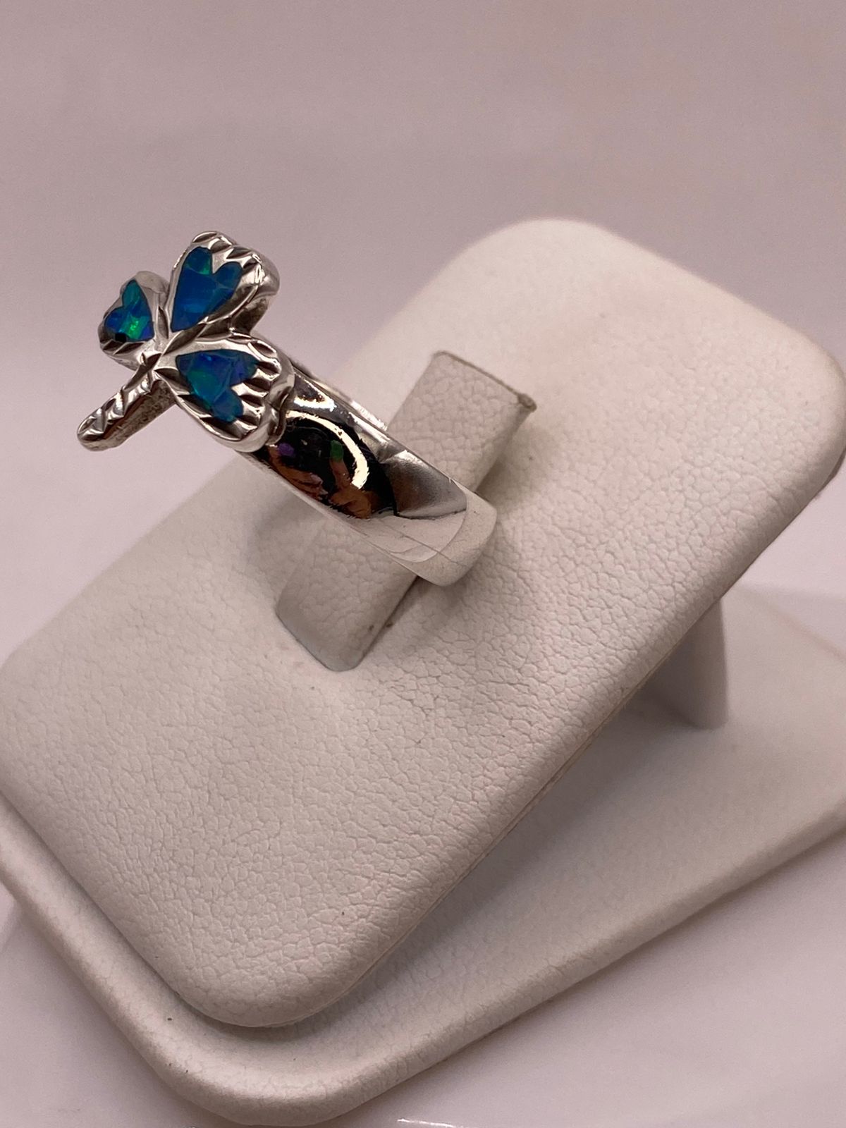 ANILLO ARTESANAL DE PLATA LEY 950 CON ÓPALO DE FUEGO VERDE Y AZUL